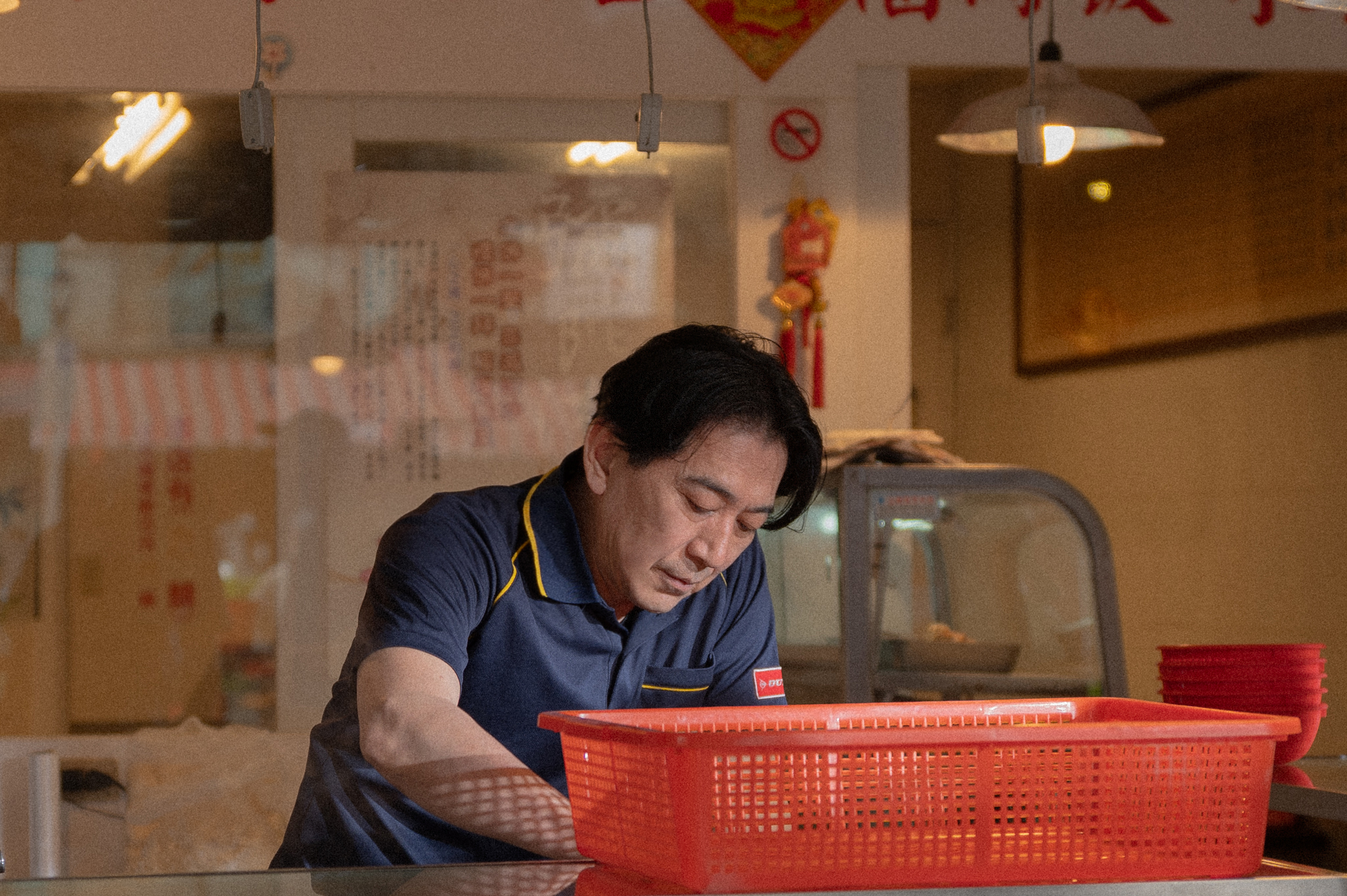 高捷一上戲就專業地開工煮麵，原來他以前曾經是廚師。（今日影像藝術提供）