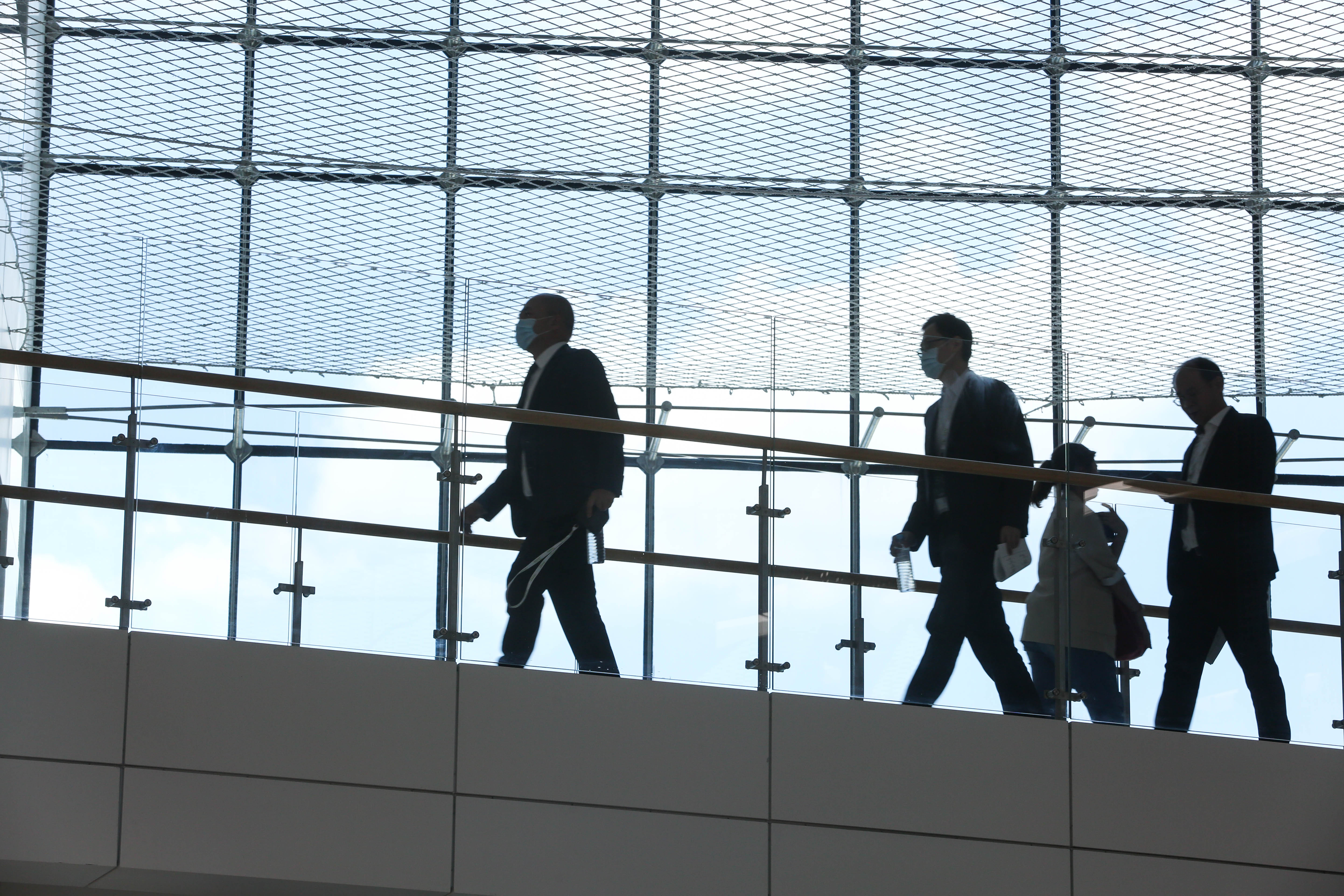 勞工若長年被公司「高薪低報」,退休時將面臨勞保老年給付縮水的情況。