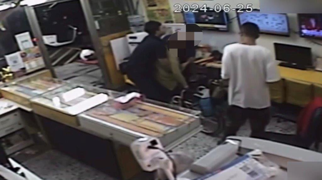 老婦食用西瓜時被噎住，警方及時施作哈姆立克法搶回一命。（翻攝畫面）