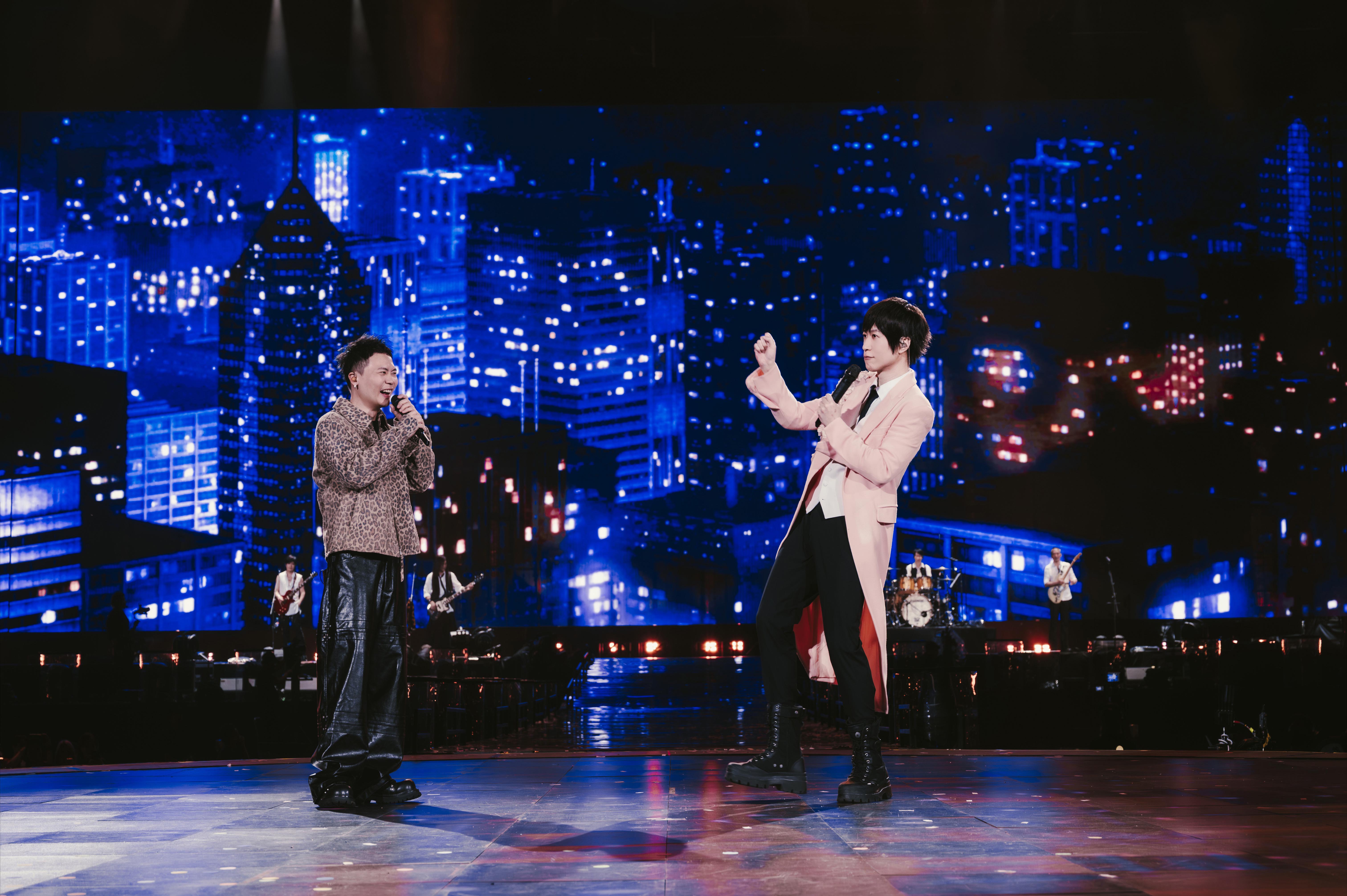 蕭秉治與五月天阿信合唱〈外人〉，宣布7月在馬來西亞開唱。（相信音樂提供）