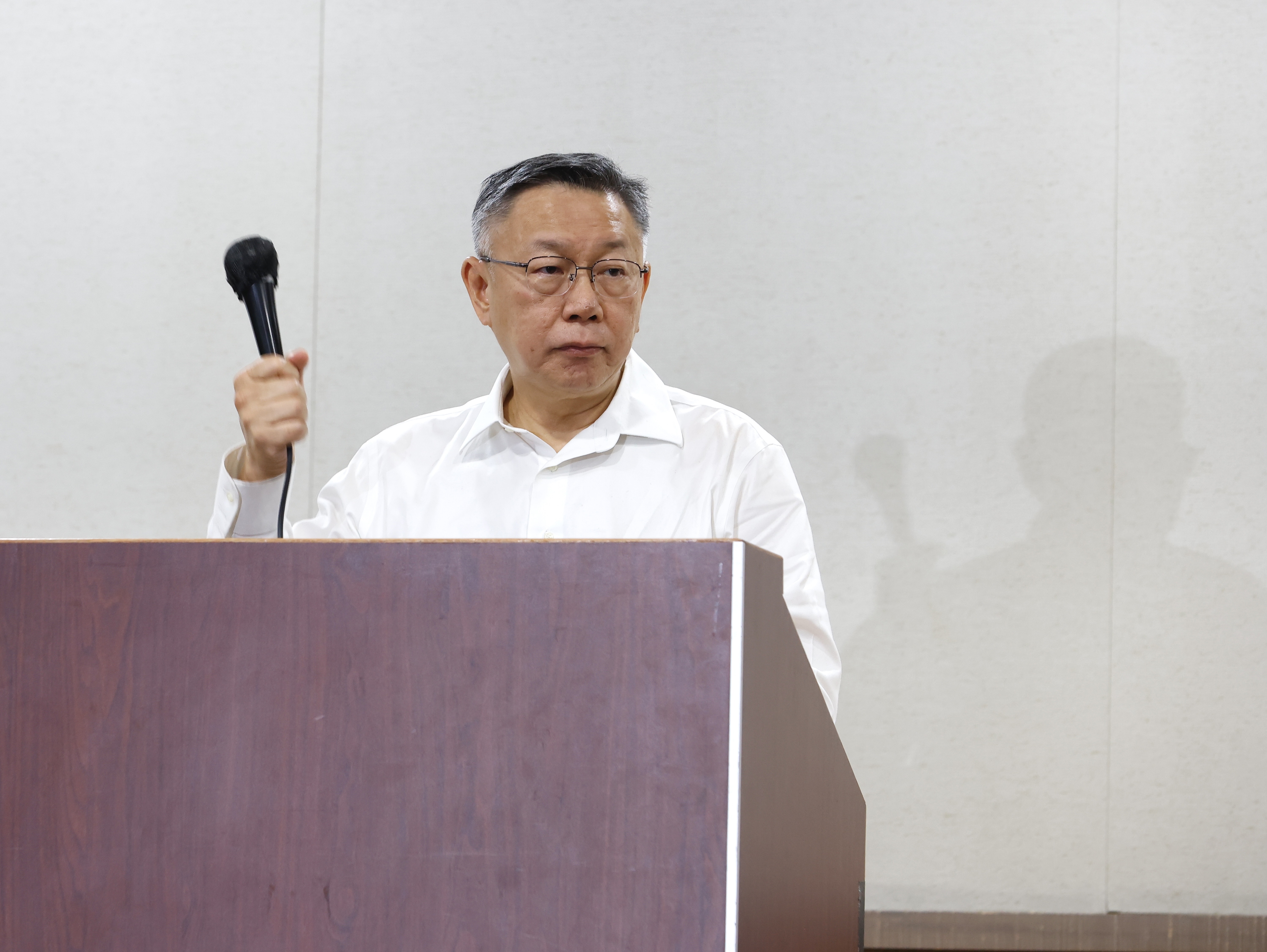 柯文哲對於京華城容積案聲稱不知情，遭藍綠議員砲轟。（本刊資料照）