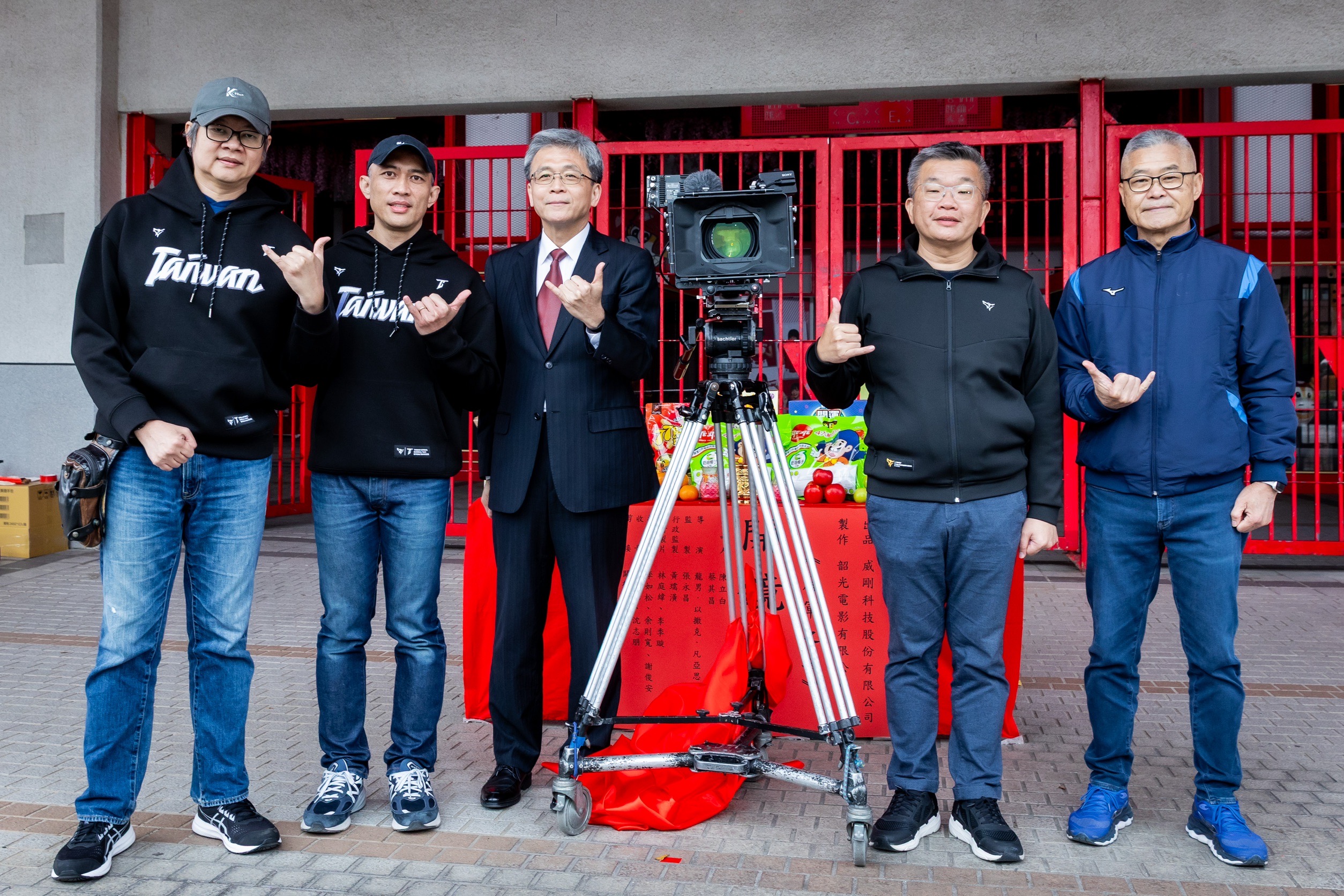 《冠軍之路》紀錄片開拍，韶光電影有限公司監製張永昌（左起）、導演龍男•以撒克•凡亞思、威剛科技股份有限公司林天瓊副總經理、中華職棒聯盟會長蔡其昌、祕書長楊清瓏出席。 （威剛科技提供）