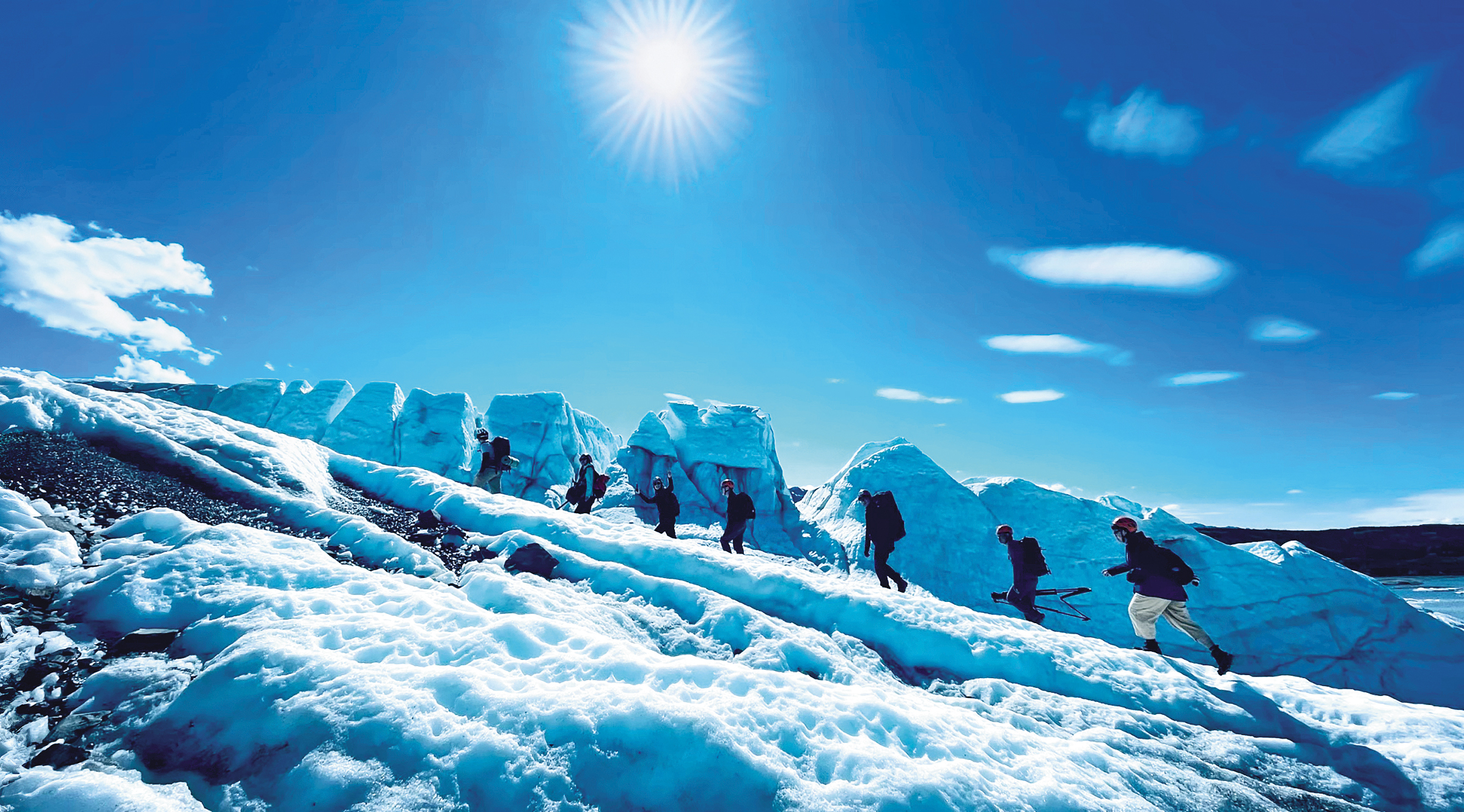 劇組遠赴阿拉斯加拍攝壯觀動人的冰川景象，展現製作規模。（CATCHPLAY提供）