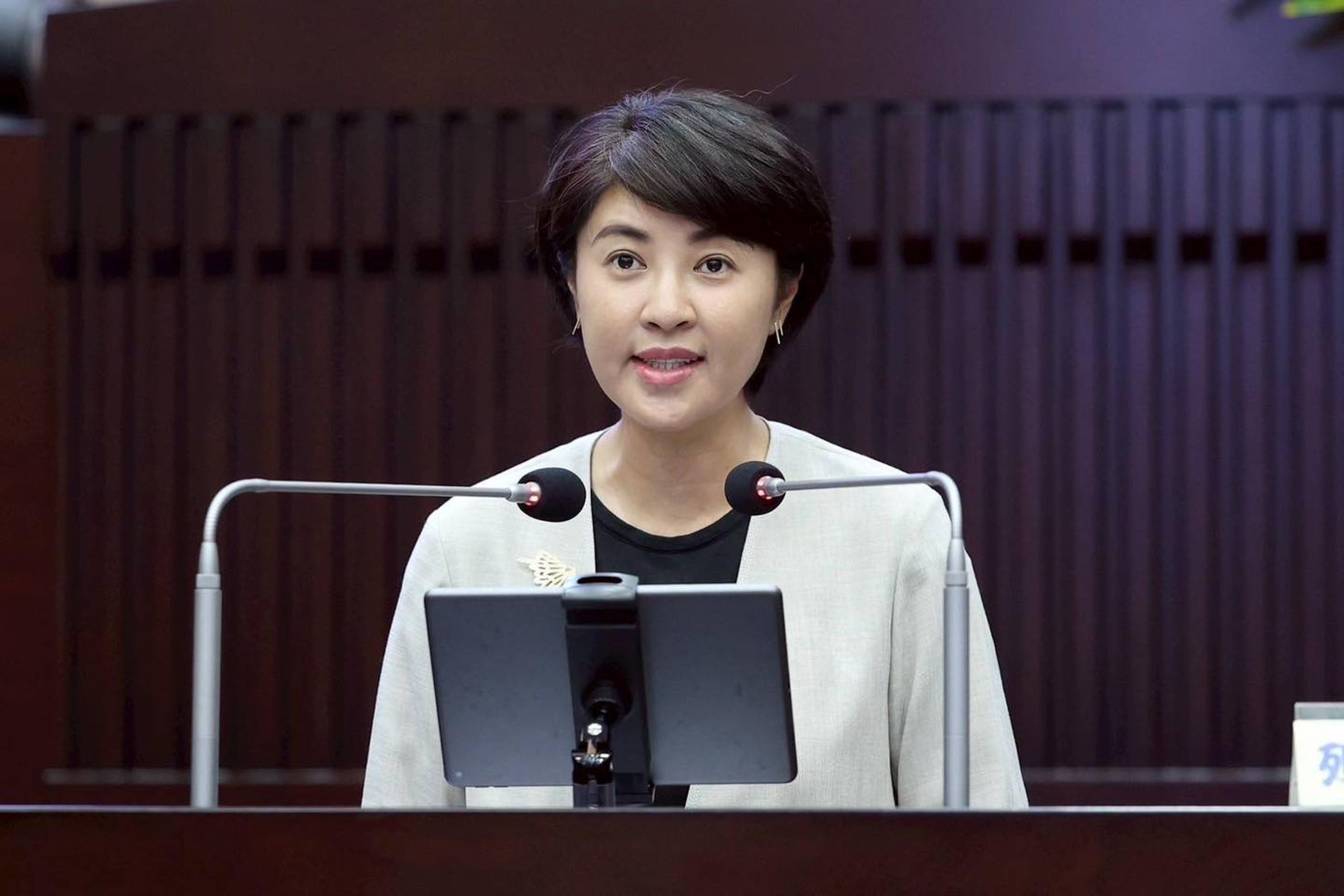 南投縣今天正常上班上課,許多網友湧入縣長許淑華臉書留言「咕嚕咕嚕」。(翻攝自許淑華臉書)