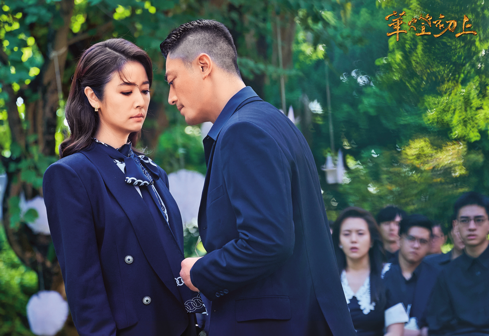 霍建華（右）為了力挺愛妻，特地在林心如（左）製作主演的《華燈初上》中客串。（翻攝自《華燈初上》臉書）