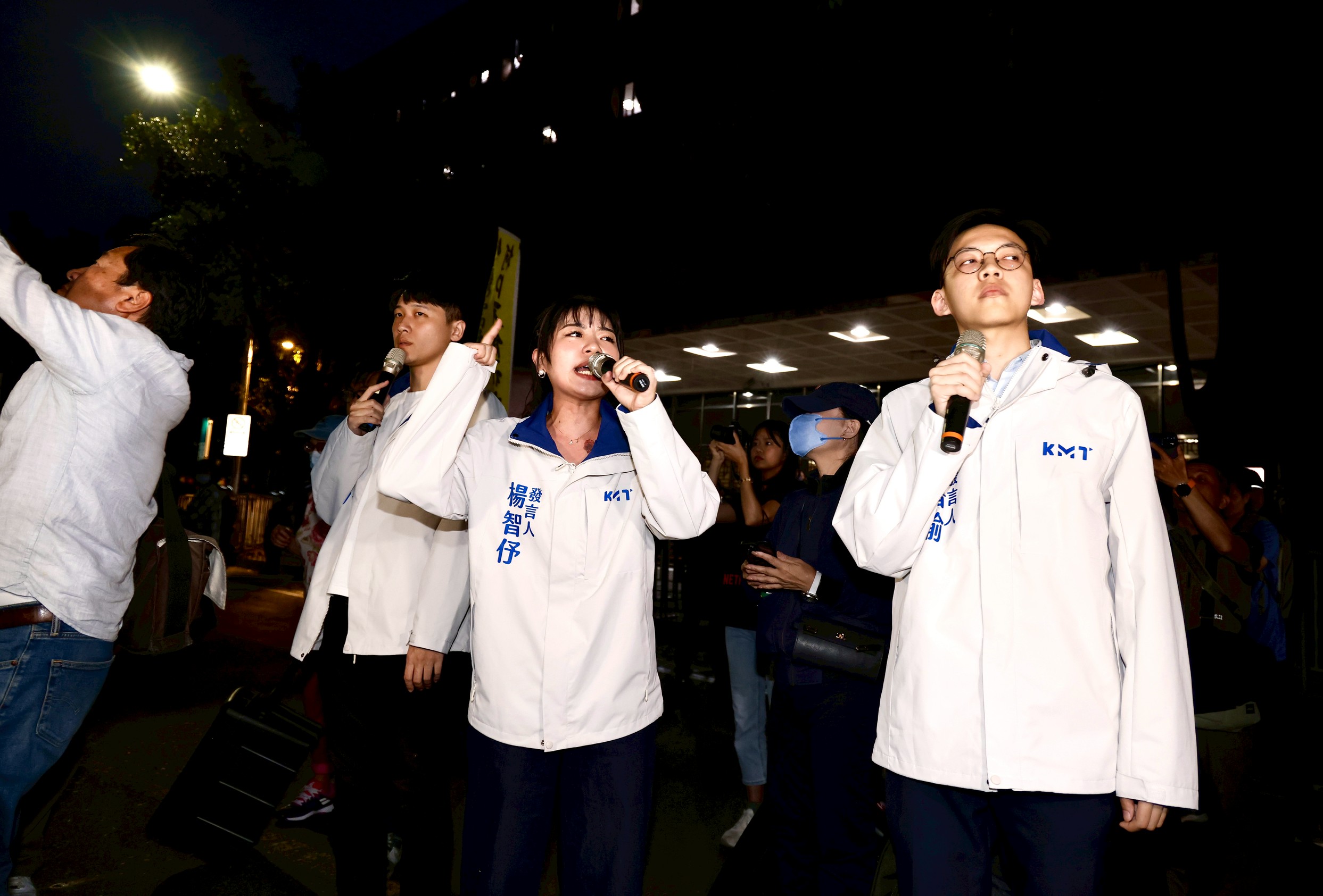 國民黨發言人楊智伃等人在北檢前率領民眾抗議，警方舉牌警告行為違法。