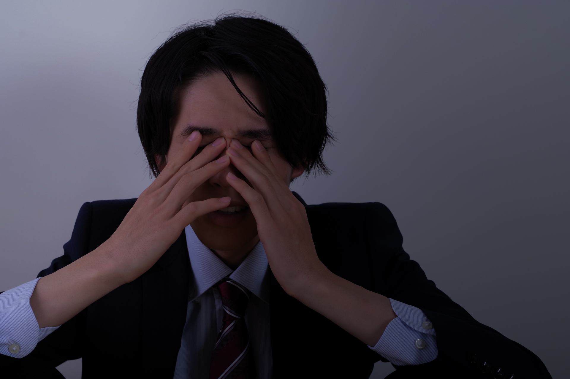 有網友考上公務人員後,發現和想像中的職場生活不同,一個月平均至少要加班110小時甚至到180小時,讓他吃不消。(示意圖,photoAC)