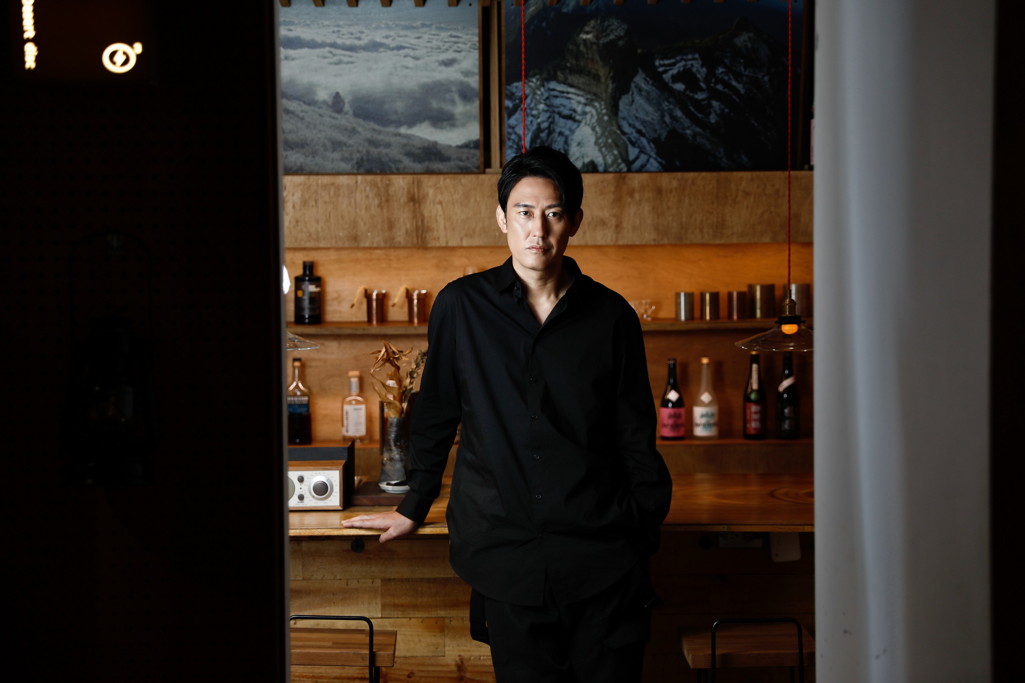 塚原大助在《聽海湧》中飾演嚴厲的日軍指揮官，私下其實是位熱情的熟男劇團團長。（場地提供森³ sunsun-museum、服裝提供Y-3）