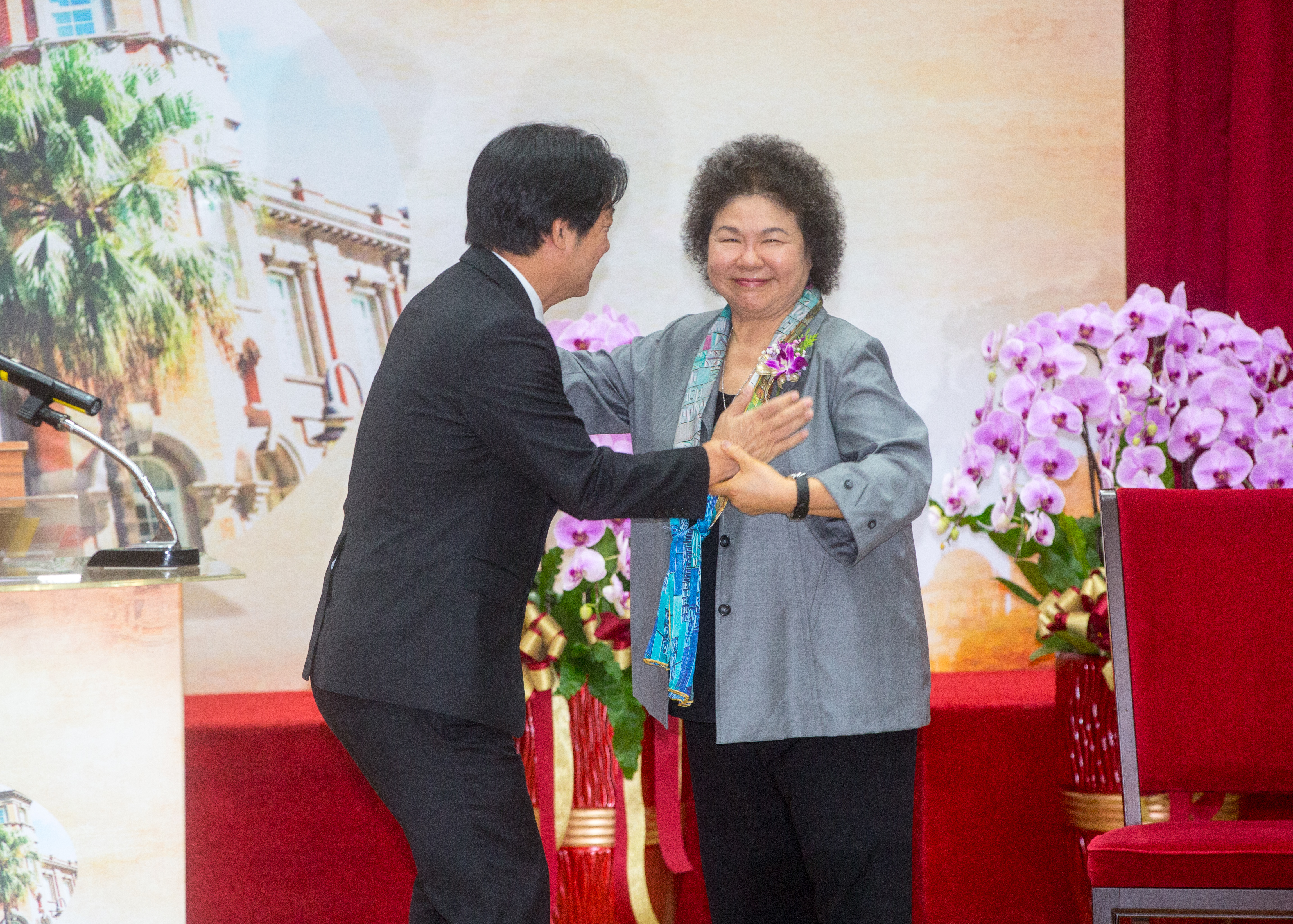 總統賴清德（左）今po文，指監察院長陳菊（右）因健康因素，需長期接受治療與復健，再次提出辭呈，「我也勉予同意。」（本刊資料照）