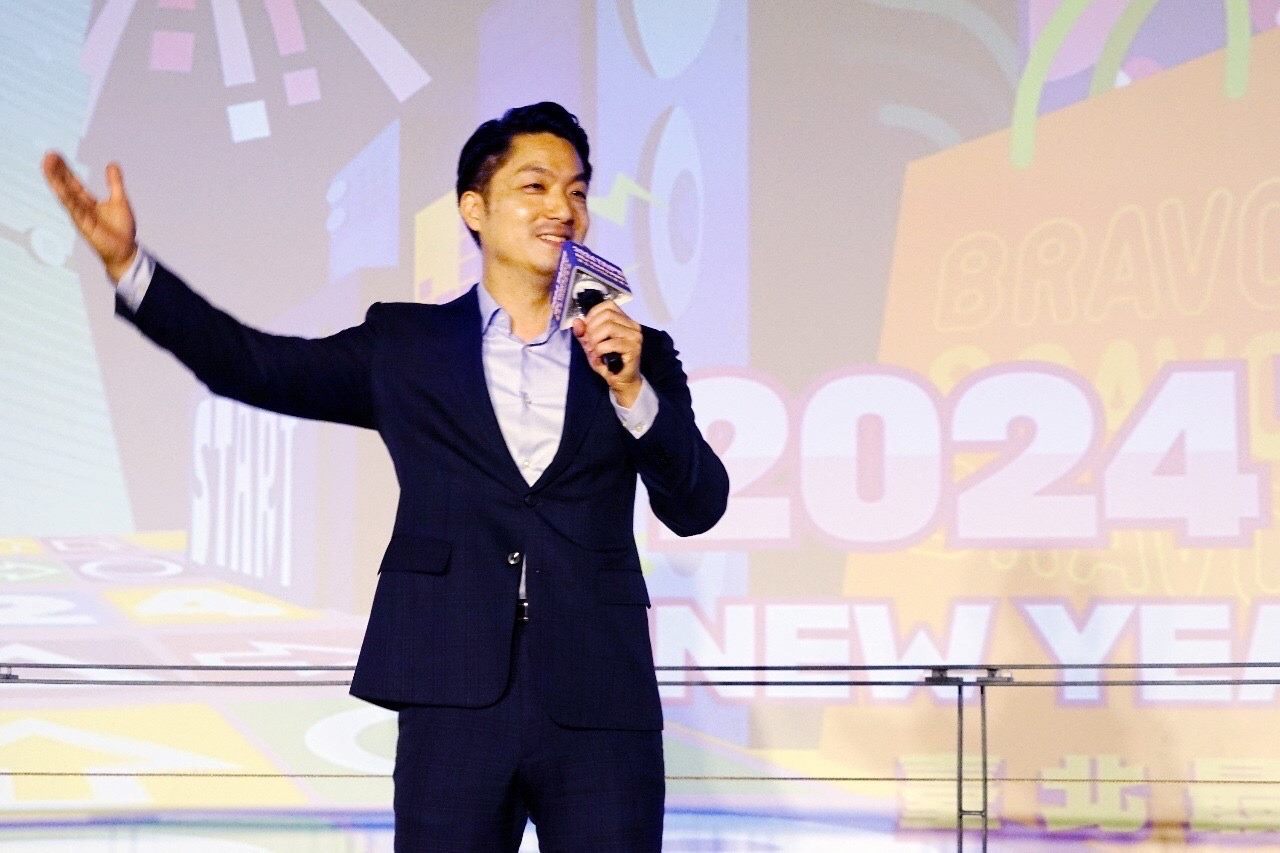 蔣萬安現場高歌告五人的《披星戴月的想你》。(台北市政府提供)