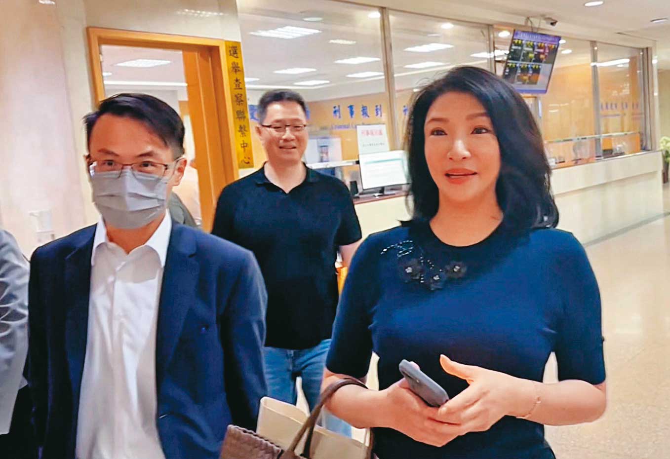 王婉玲（右）對本刊表示，林鴻南長年對她家暴又外遇。