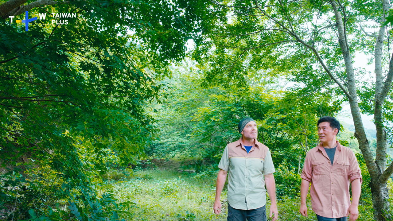 《臺灣植味》由美籍廚師與植物專家王凱傑（Jason Wang，右）及加拿大學者Trevor Padgett（左）共同主持，帶領觀眾探索台灣各地獨特的植物物種。（TaiwanPlus提供）