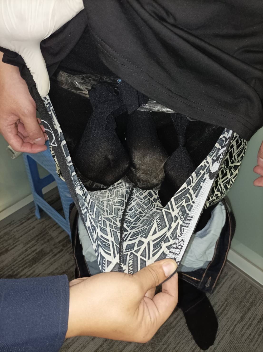 男子從曼谷的市場買下這些野生動物，然後用襪子包裹，並試圖塞進四角褲內、環繞腰下部位裝載。（翻自臉書）