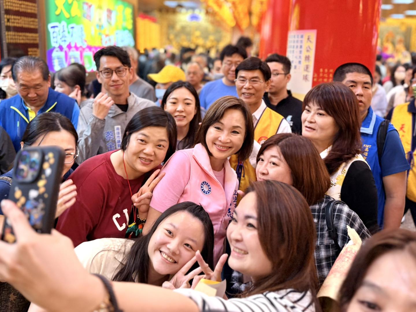 柯志恩4年前在挺綠宮廟不得其門而入，如今逐漸「解封」。（取自柯志恩臉書）