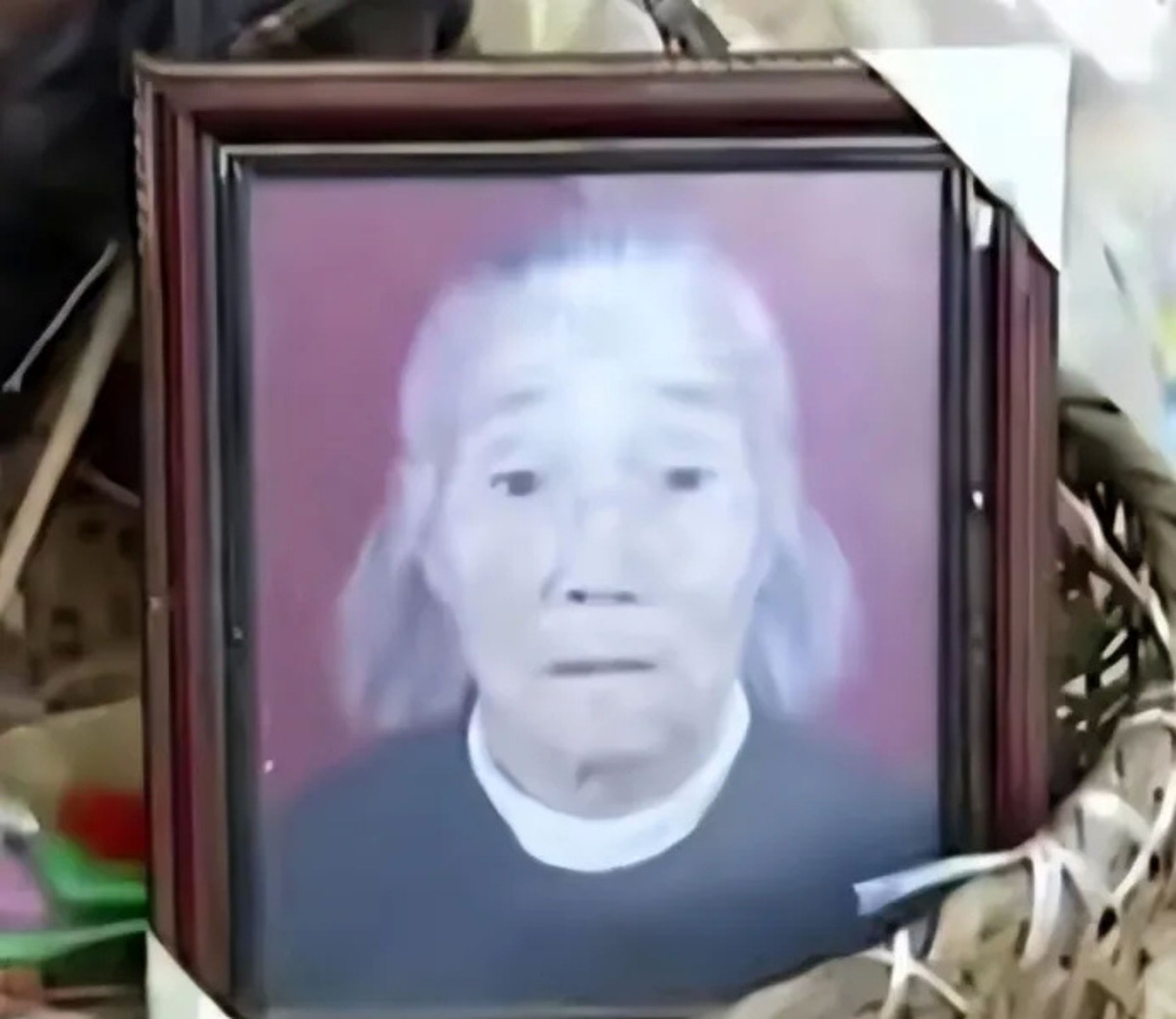 中國劉姓老婦輕生後，兒子媳婦卻不急救，冷眼看她痛苦離世。（翻攝微博）