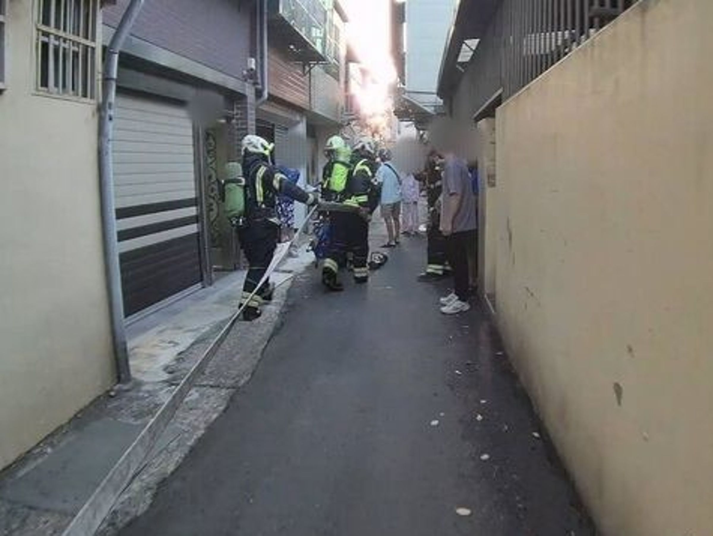 桃園市八德區永忠街昨(11日)清晨發生一起疑似殺人縱火案。(翻攝畫面)