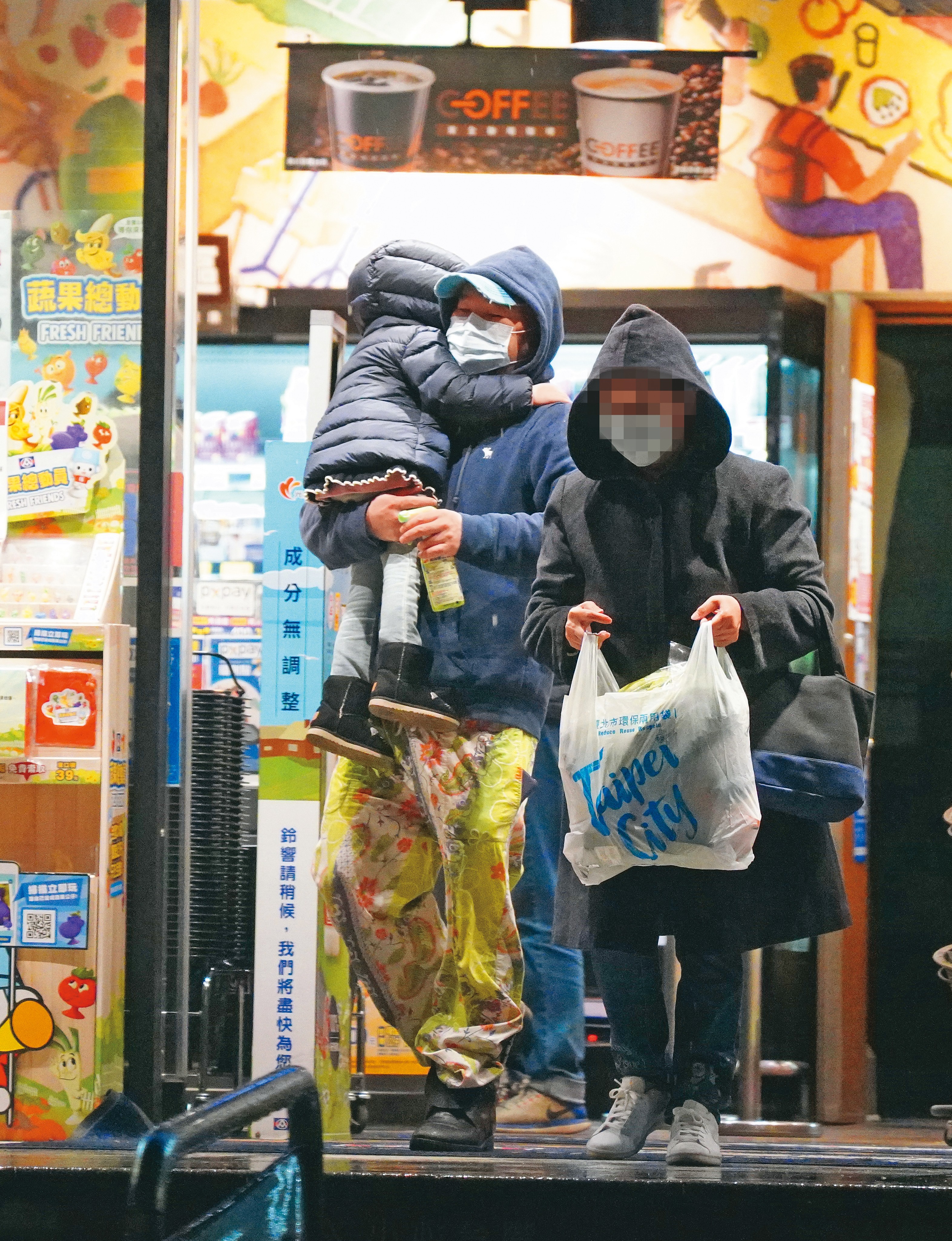 逛了大概有40分鐘，辛龍去結帳並且帶著家人驅車直接回家。