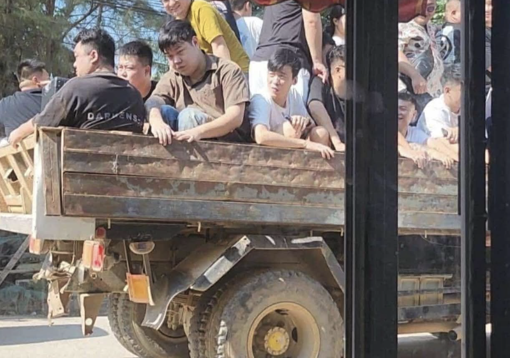 緬甸妙瓦底KK園區傳出軍方將突襲後，大批中國人倉促擠上貨車逃離。（翻攝X@OoKoLinn3）