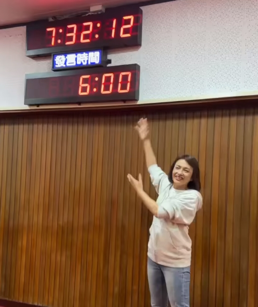 邱議瑩對陳玉珍的指控哭笑不得,特地拍影片給大家看陳口中的「議場計時器」。(翻攝自邱議瑩臉書)