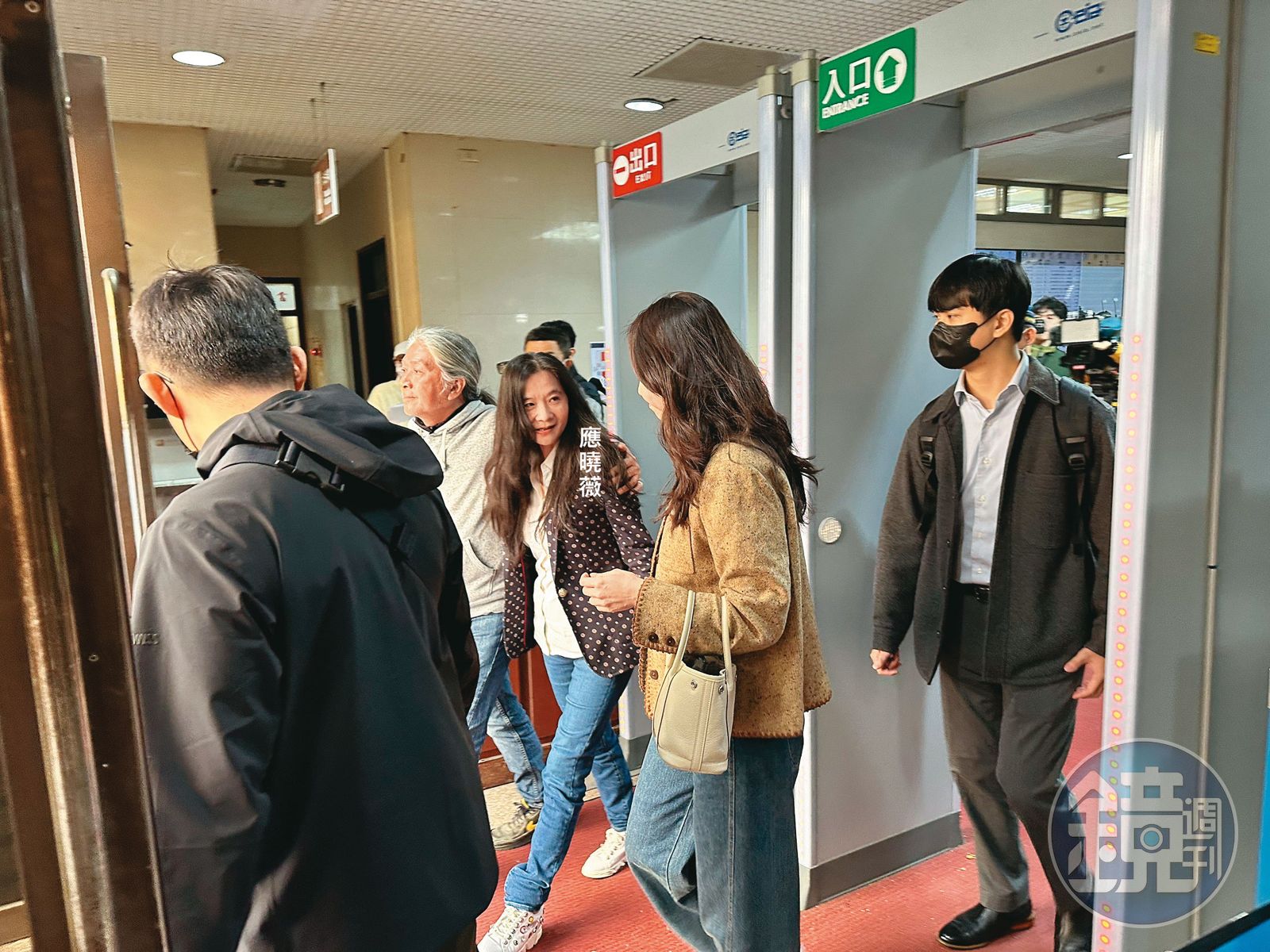 應曉薇籌足3千萬元保金,面帶微笑地走出法院,與日前獲裁定交保時高喊沒有貪汙判若兩人。