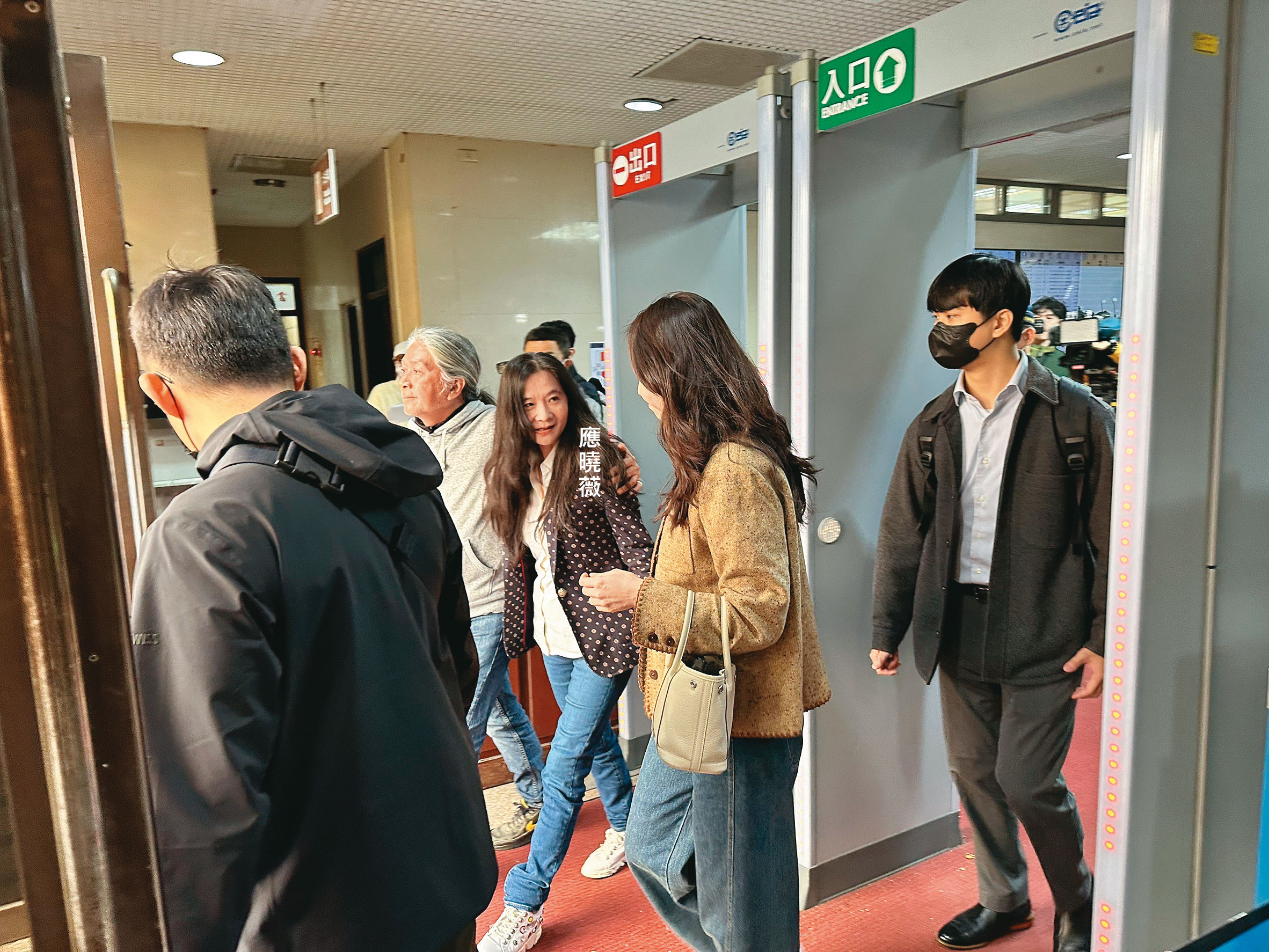 應曉薇籌足3千萬元保金，面帶微笑地走出法院，與日前獲裁定交保時高喊沒有貪汙判若兩人。