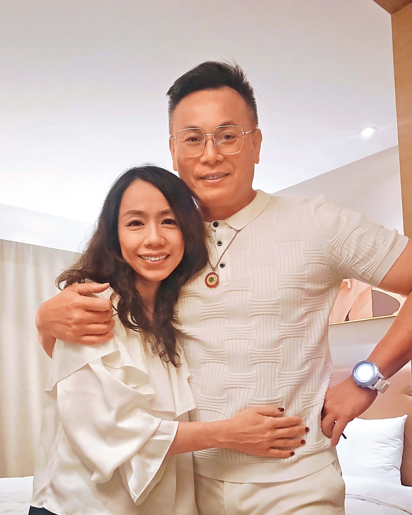 陳霆（右）和老婆陳潔瑩（左）時常一起直播分享日常互動。（翻攝自陳霆臉書）