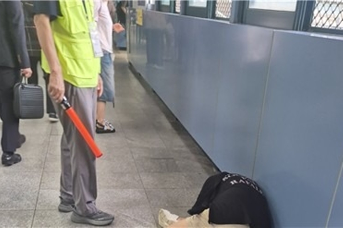 1名女性突然昏倒，周圍行人多認為她只是喝醉，紛紛路過不予理會。（翻攝自韓聯社）