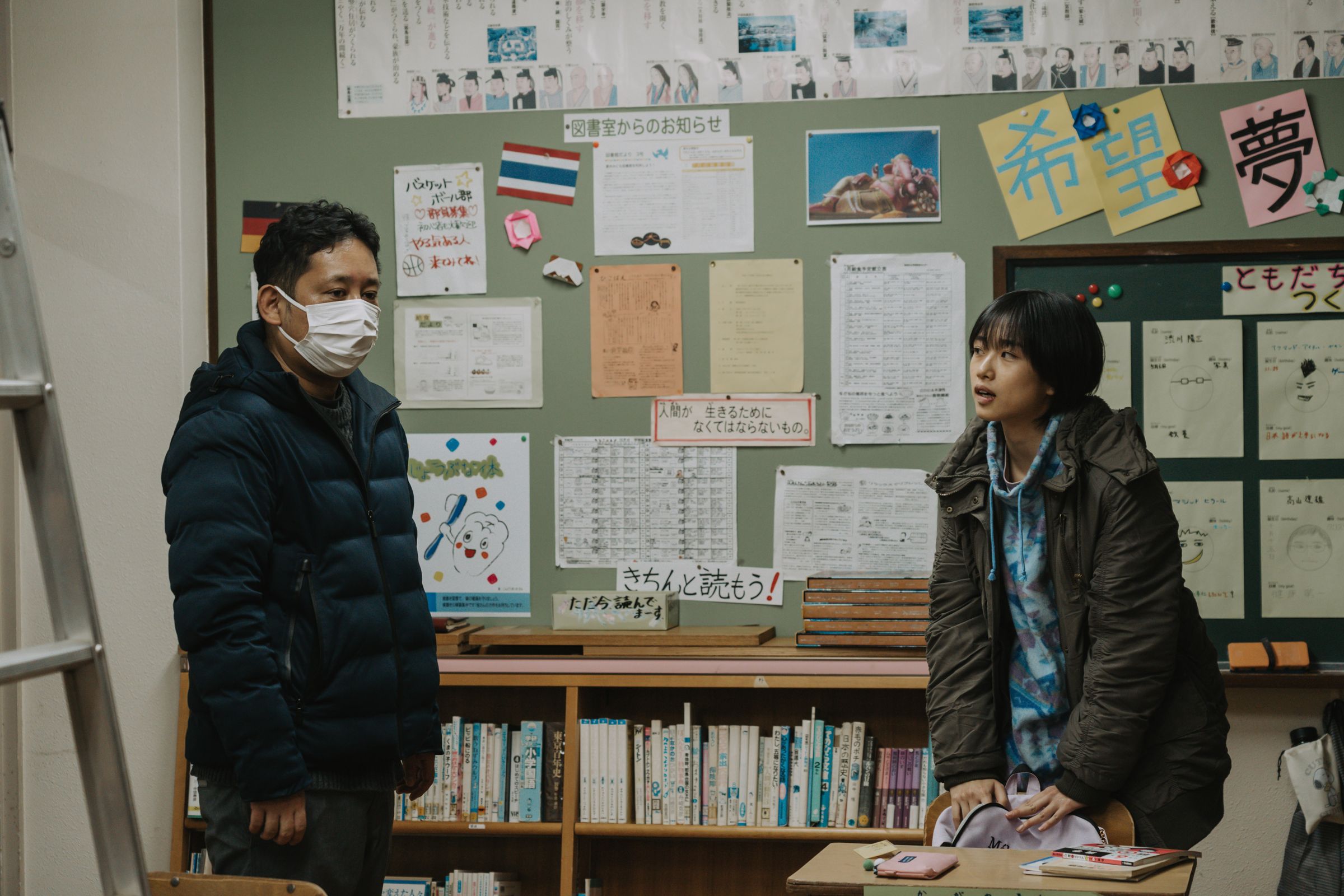 河合優實(右)與事件主角年齡相仿,入江悠(左)放手讓她詮釋角色。(光年映畫提供)
