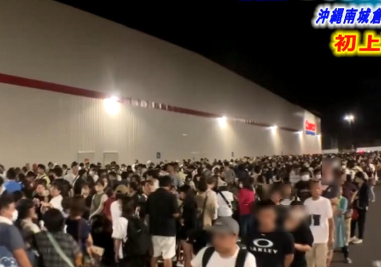 好市多開幕首日，上千民眾凌晨就開始徹夜排隊，想要搶先入場。（翻攝X@ryukyushimpo）