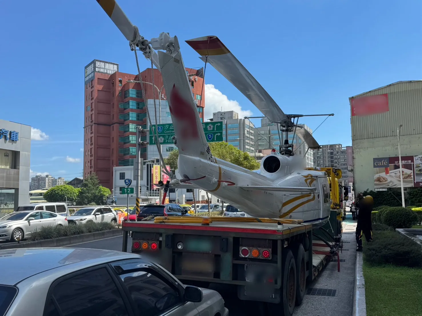 有片／曳引車載直升機卡汐止街頭！螺旋槳撞毀機箱、勾落電纜　大同路口號誌全亂