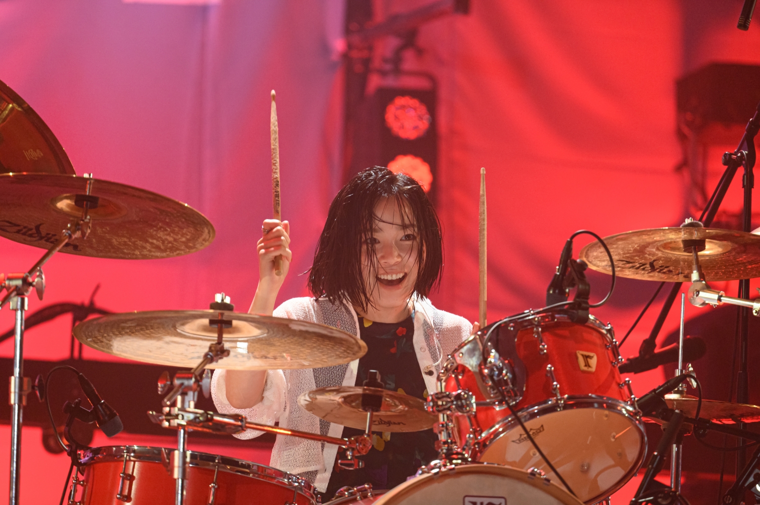  宮﨑優為了演好鼓手，大量參考女性鼓手表演影片，連微小表情也不錯過，笑說練到有了「鼓手手」。（Netflix提供）