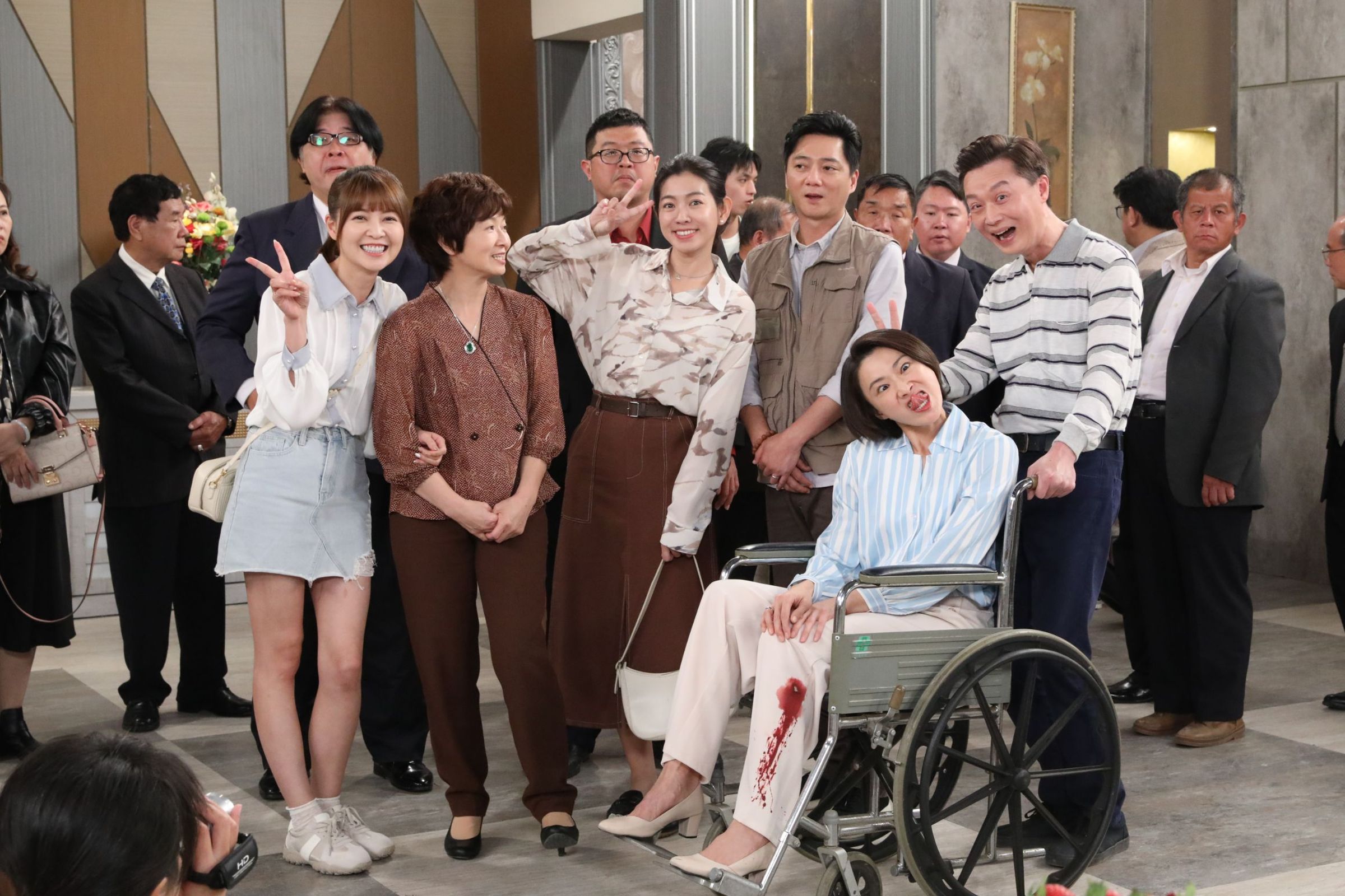 《好運來》這場重頭戲拍足7小時，演員全情投入，但面對鏡頭不忘熱情擺拍回應。（民視提供）