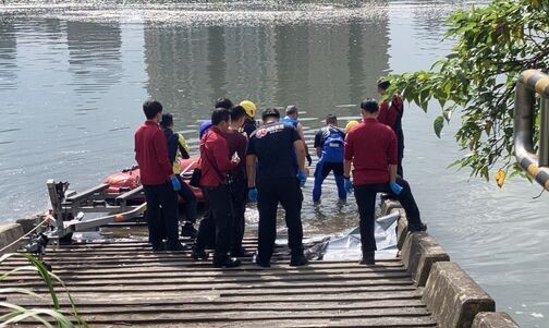 中正橋下河面今上午發現女性遺體,警消到場打撈並封鎖現場調查。(翻攝畫面)