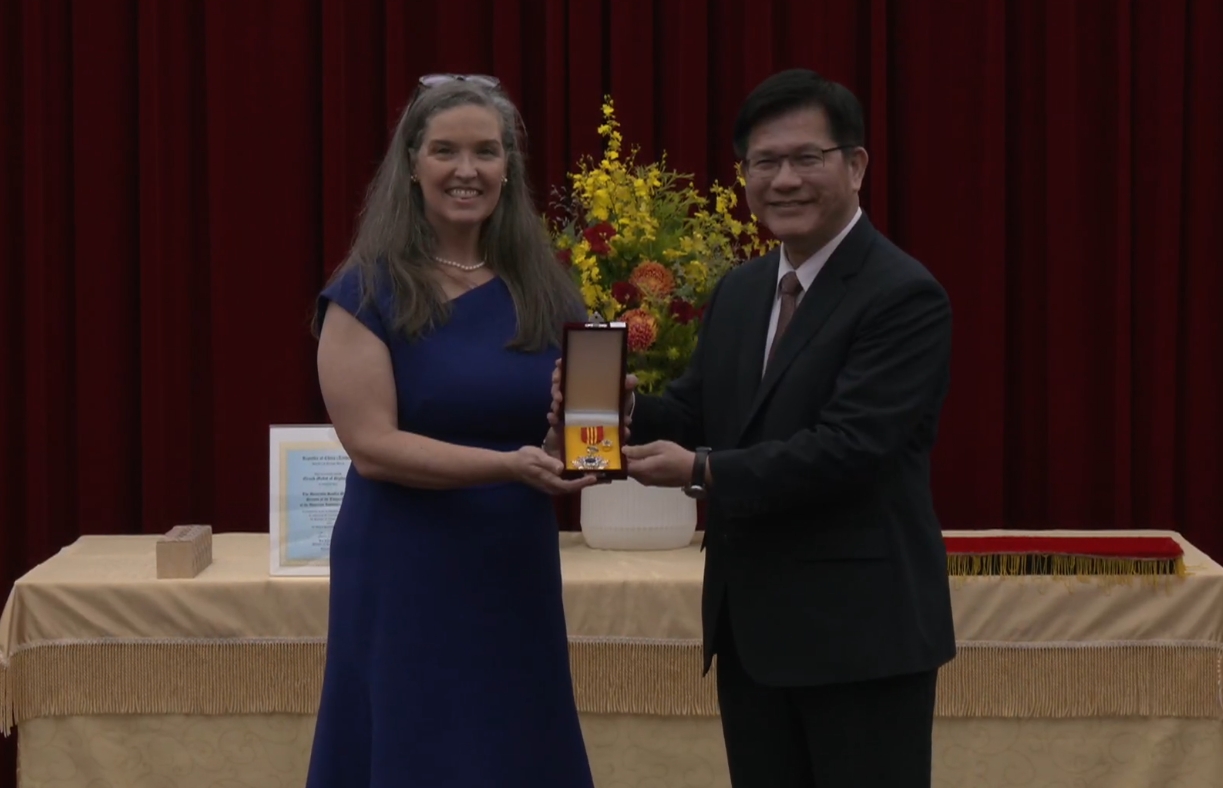 林佳龍今頒贈特種外交獎章給即將離任的AIT處長孫曉雅。（翻攝自林佳龍直播）