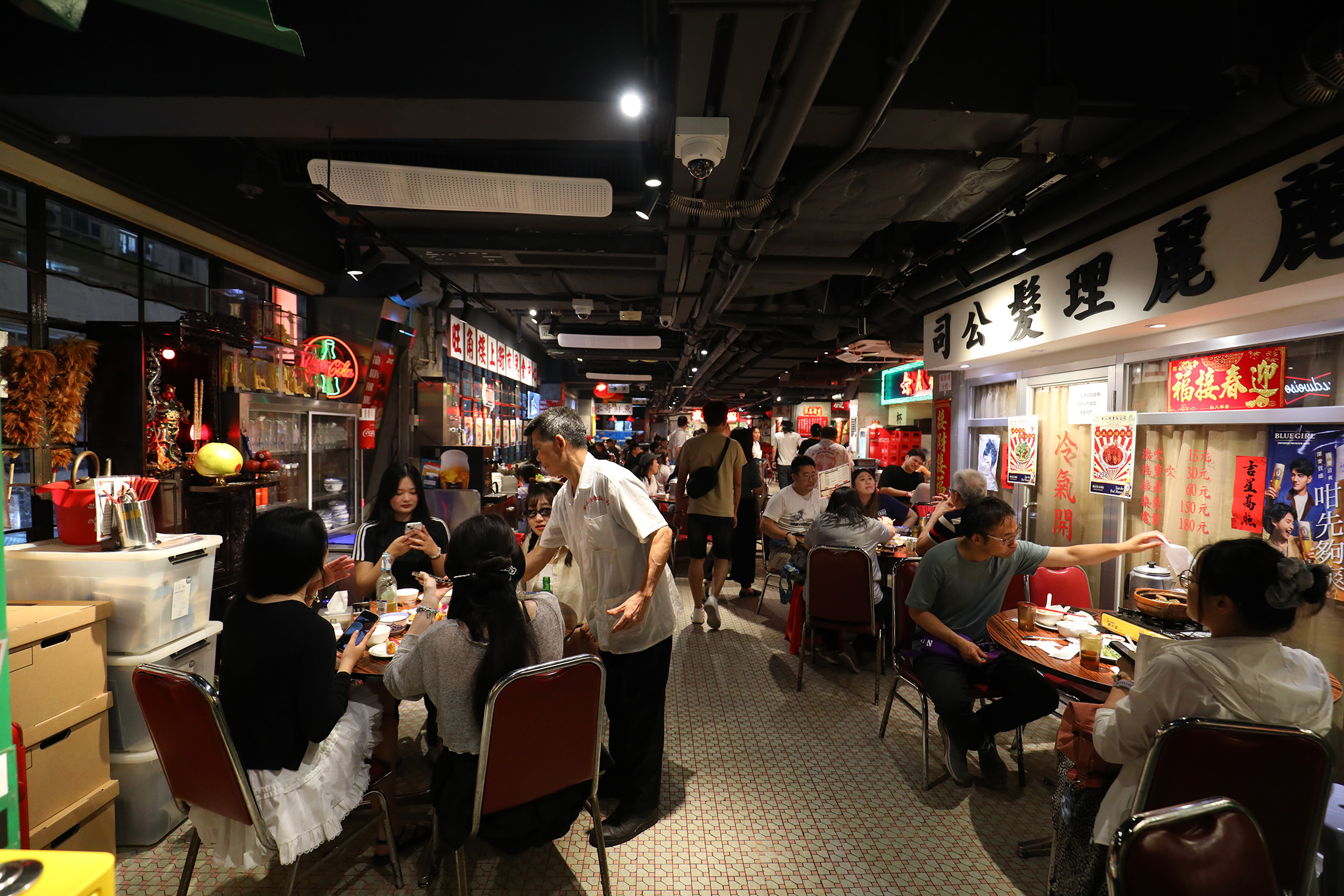 復古霓虹燈、高高掛起的紅燈籠、牆上的理髮店與街市看板，來到「女人街食飯公司」就像坐上時光機，走進80年代的香港街頭。