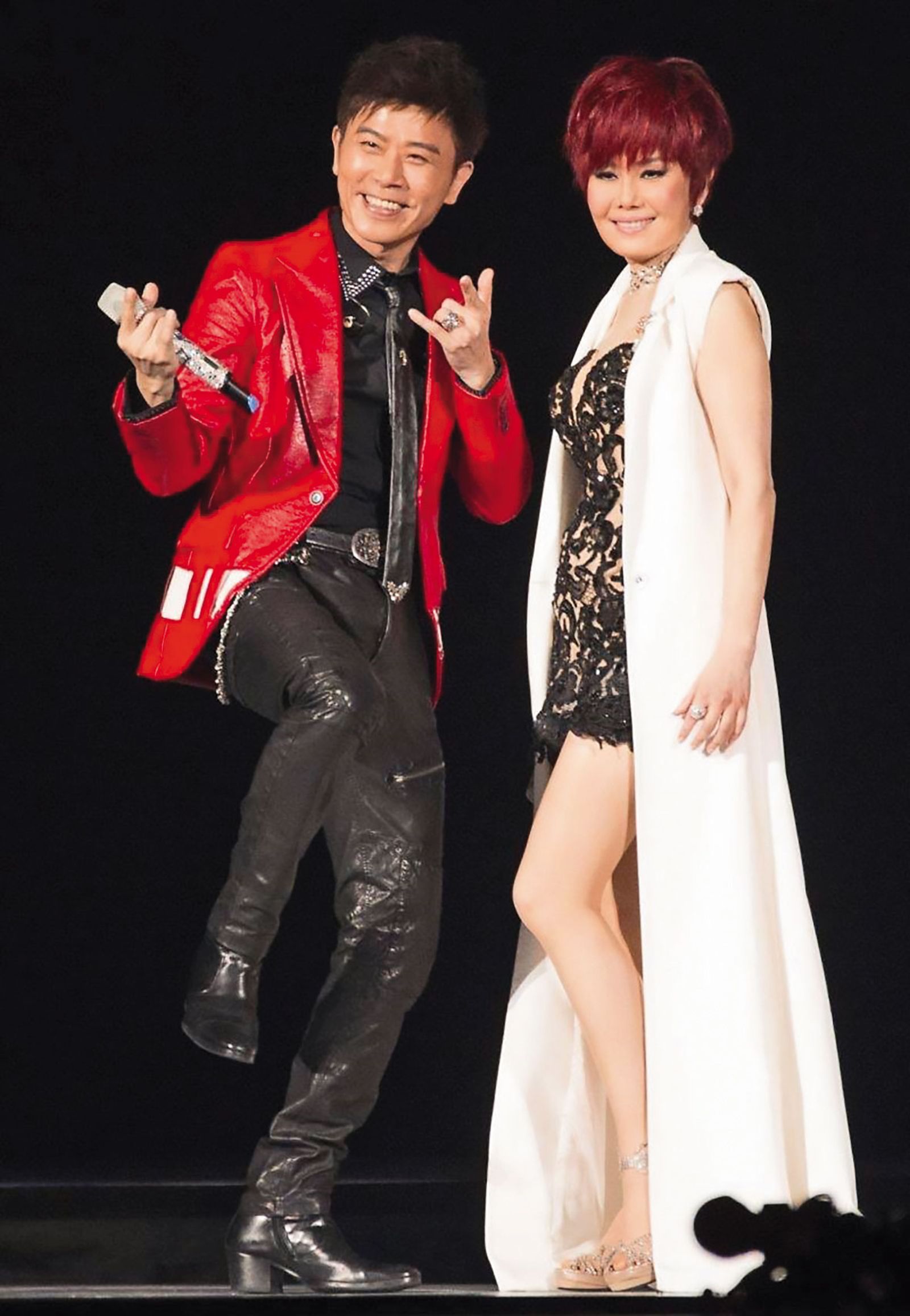 伍思凱（左）人緣好，曾受邀擔任江蕙（右）封麥演唱會的嘉賓。（翻攝伍思凱臉書）