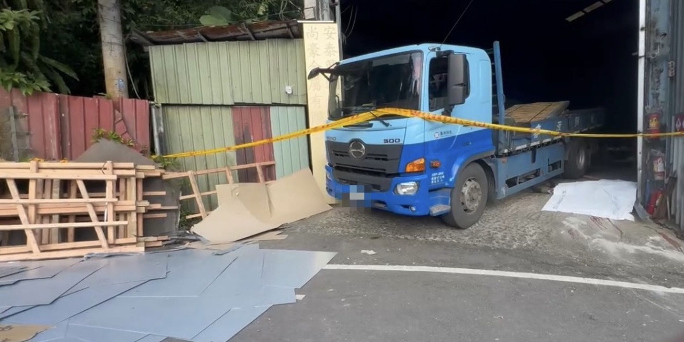 深坑鐵工廠司機卸貨「遭滑落鋼板重擊」當場身亡。(翻攝畫面)