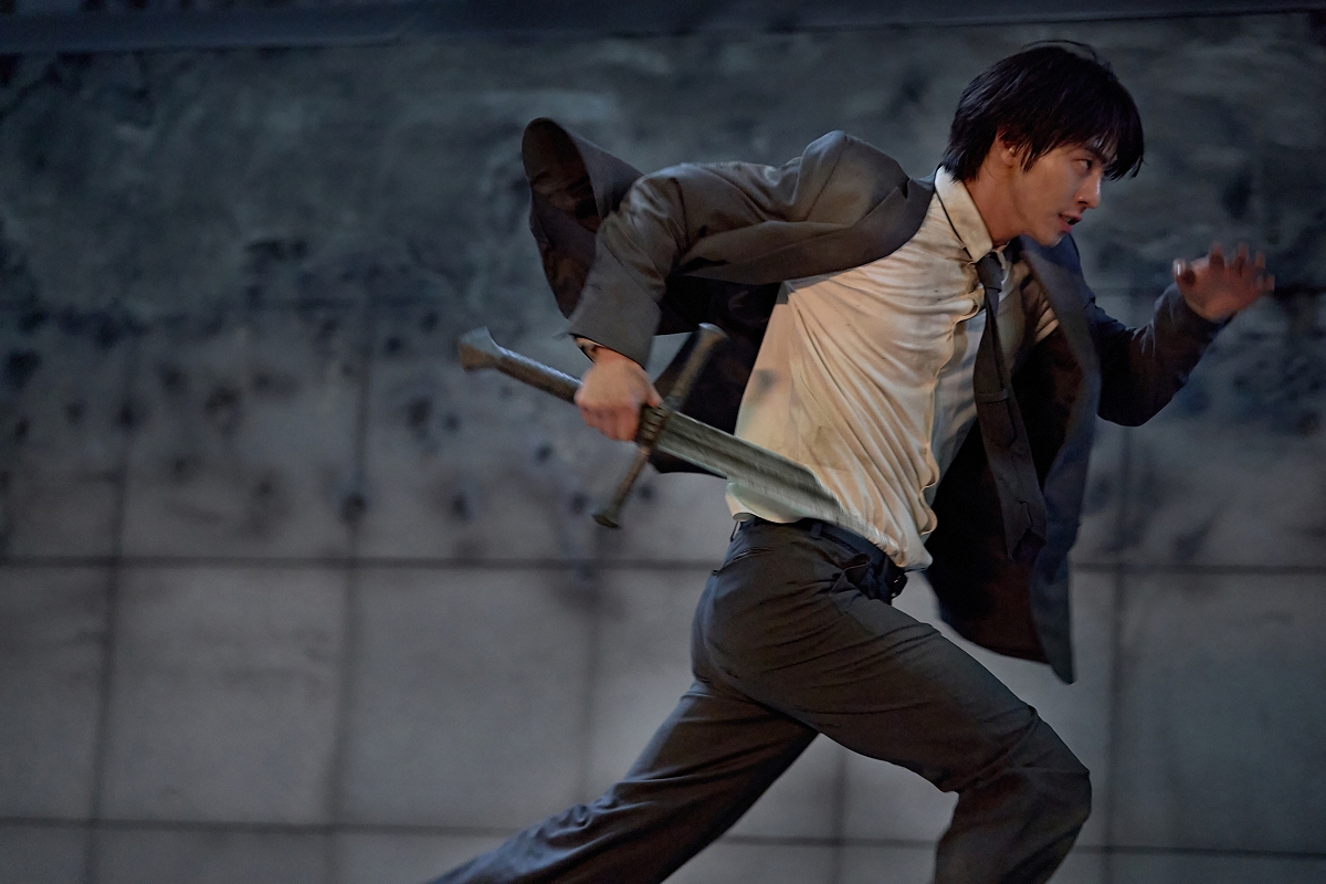 安孝燮飾演的「金獨子」,原作中這個角色力求與大家共同生存下去的毅力讓導演金秉祐超有共鳴。(采昌國際提供)