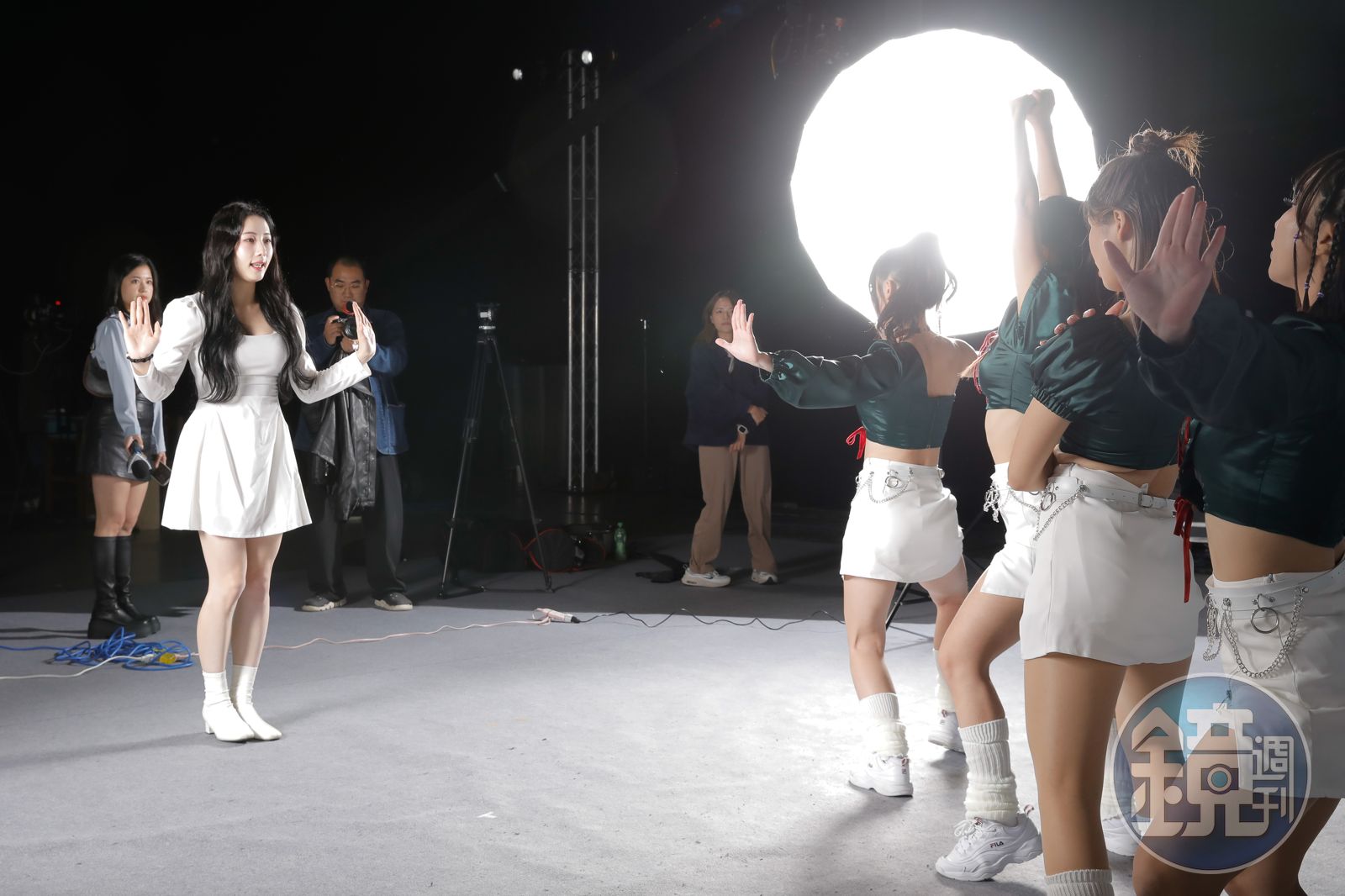 決賽前夕，朴旻曙（左）仍專注指導WING STARS啦啦隊選拔總決賽的參賽者們的舞蹈。（圖／鏡週刊）