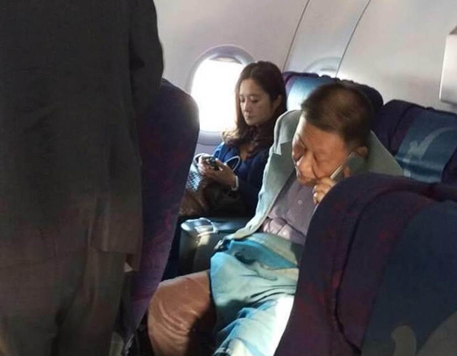 應曉薇與沈慶京9年前搭同班飛機前往澳門的事件也在網路被翻出。（翻攝自臉書）