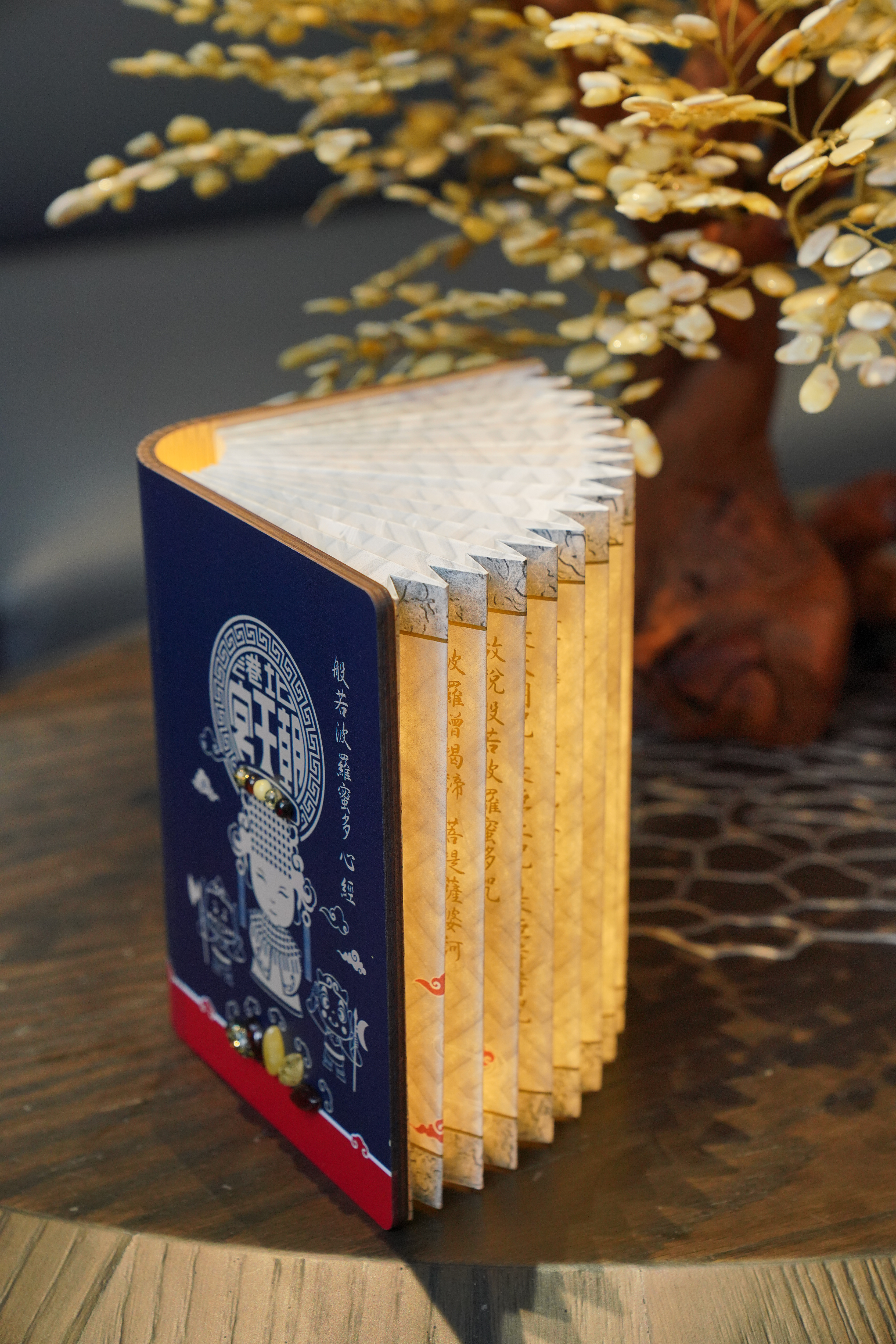 與北港朝天宮合作的「媽祖琥珀心經燈」，詢問度超高，但是非賣品。
