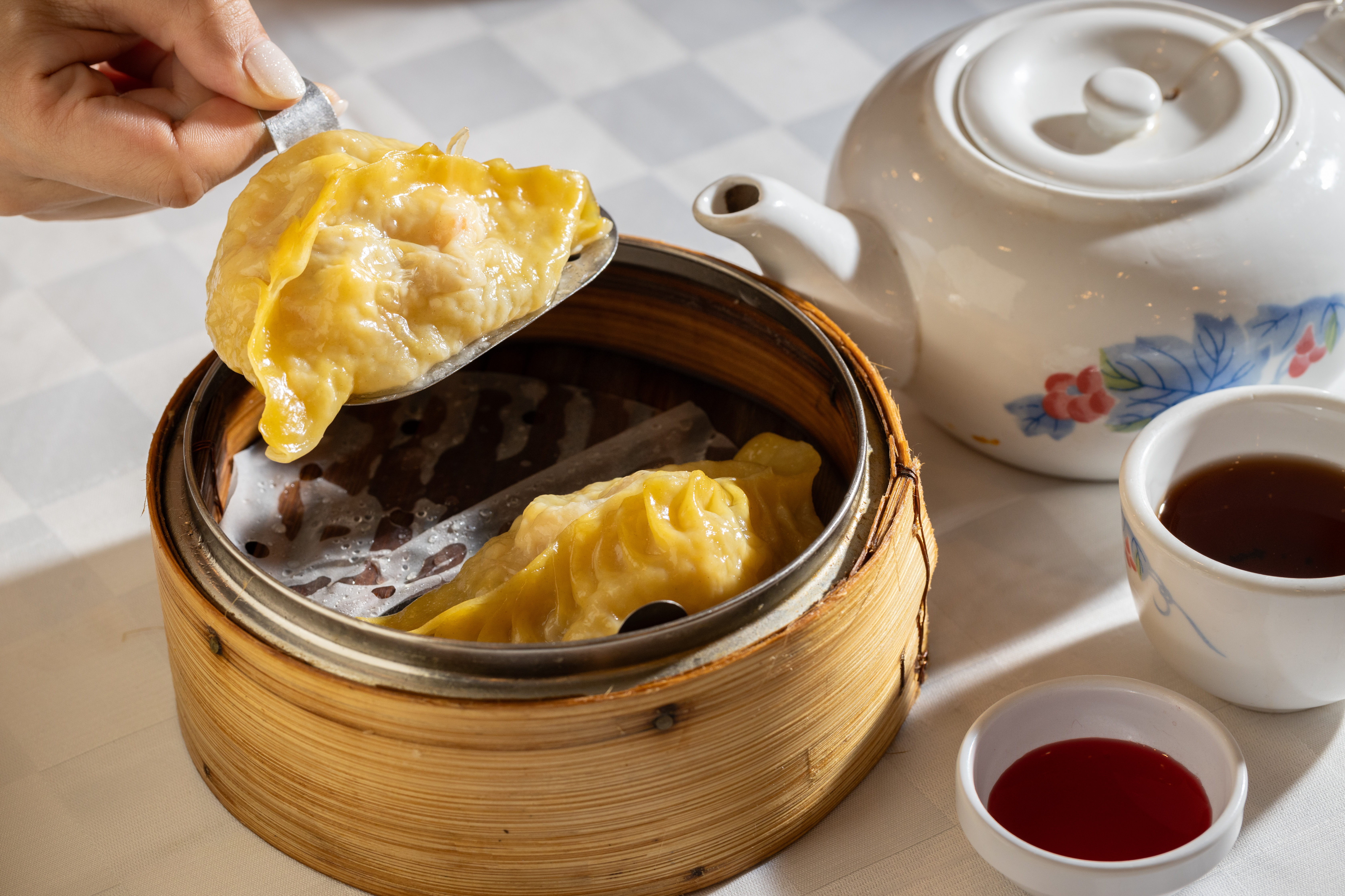 「鳳城灌湯餃」盛在湯匙狀的特殊容器中，熱騰騰上桌，2小顆方便分食。（港幣42元／份）