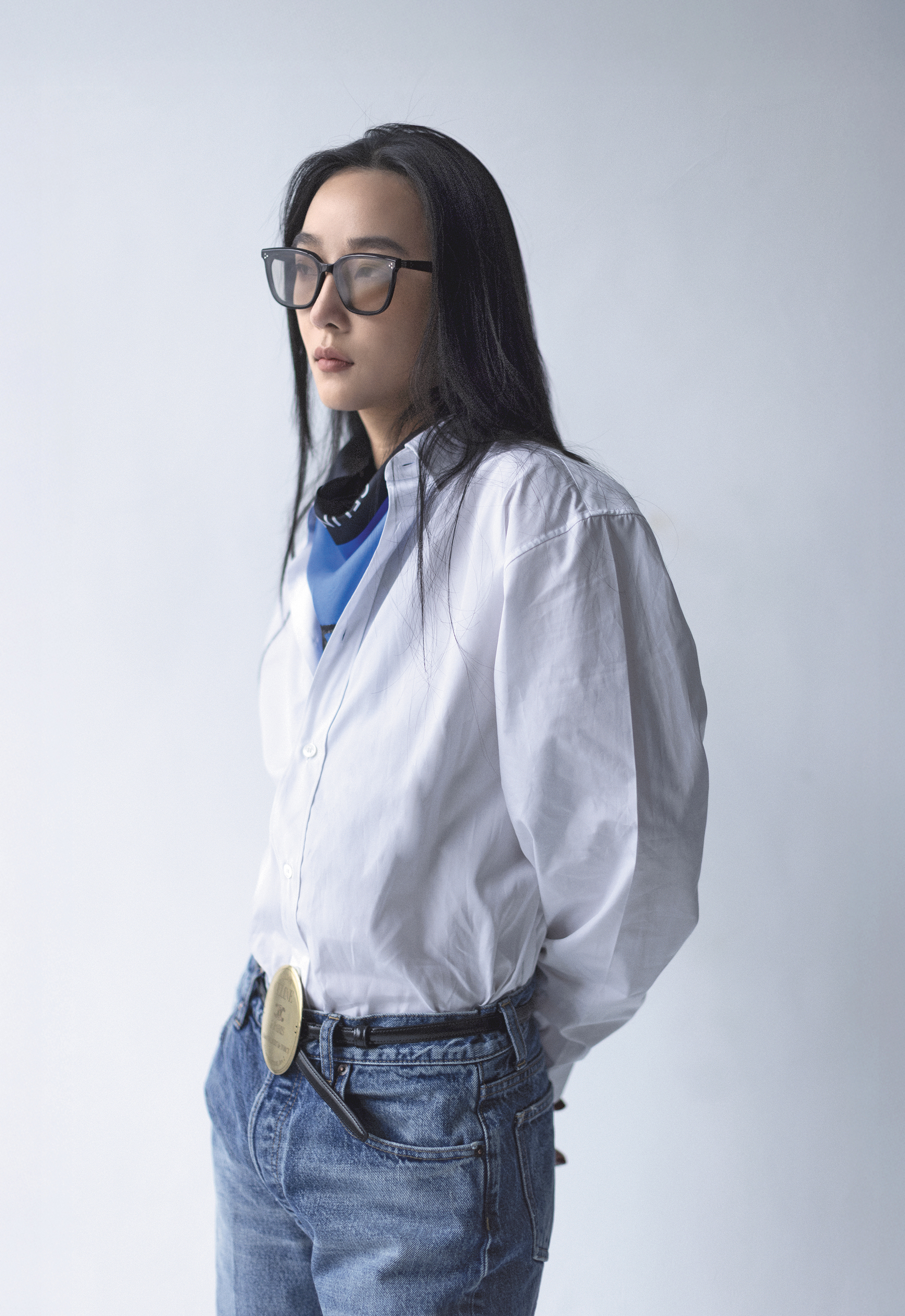 棉質府綢襯衫 價格店洽 by CELINE；印花桑蠶絲方巾 NT$19,000 by CELINE；男友型丹寧褲001 NT$39,500 by CELINE；黑色By Row墨鏡 NT$9,000 by Gentle Monster；MAISON CELINE金色飾面徽章皮帶 價格店洽 by CELINE。