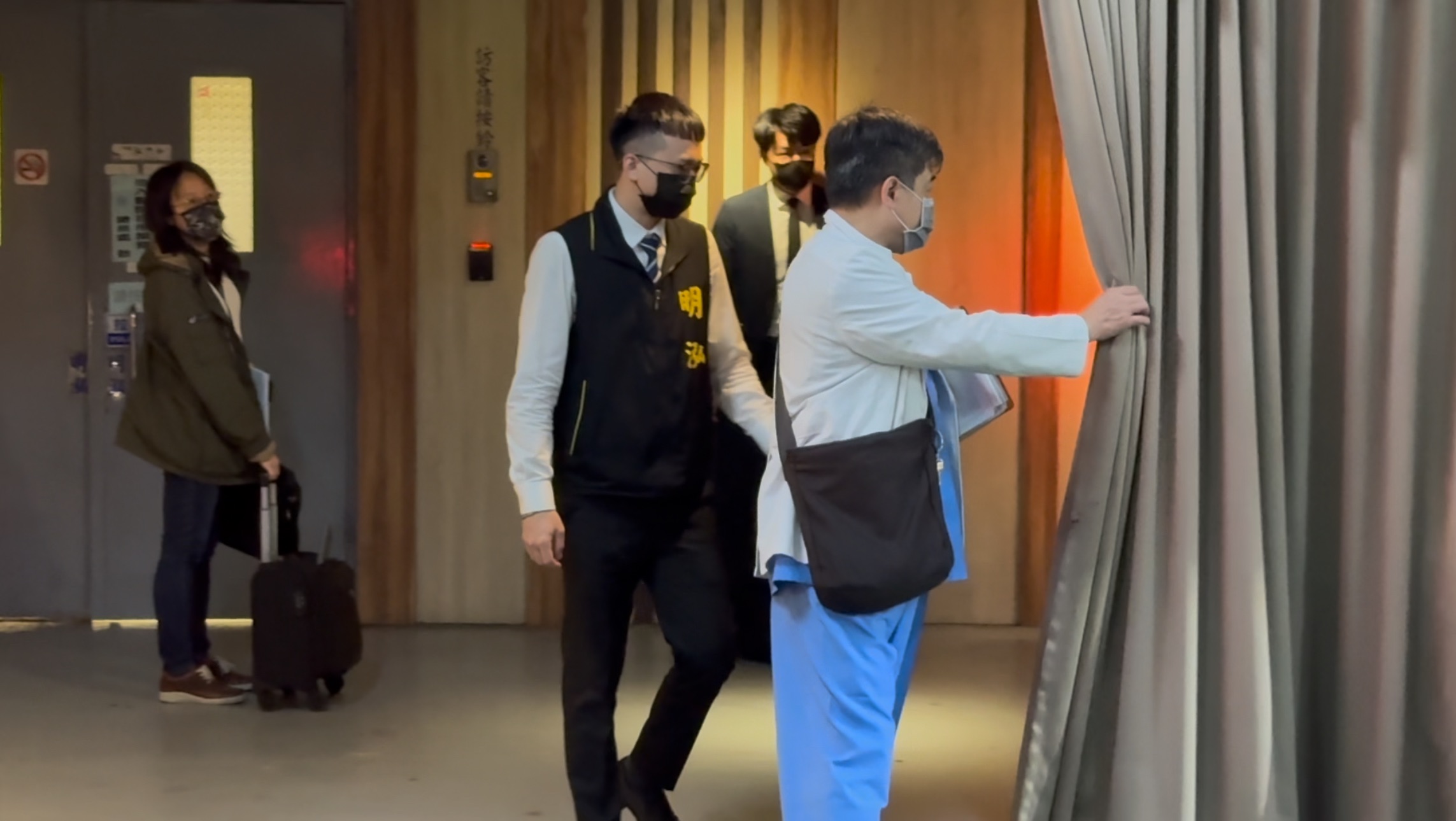 檢察官與法醫相驗結束離開。（讀者提供）