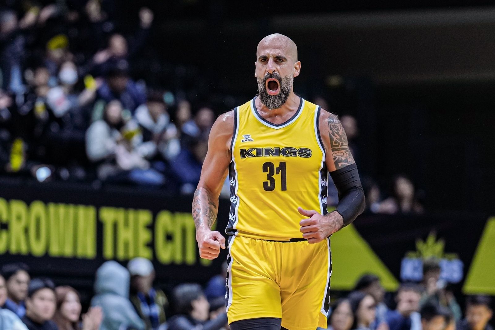 新北國王洋將重傷倒地 「左膝不自然彎折」痛到大吼被抬出場