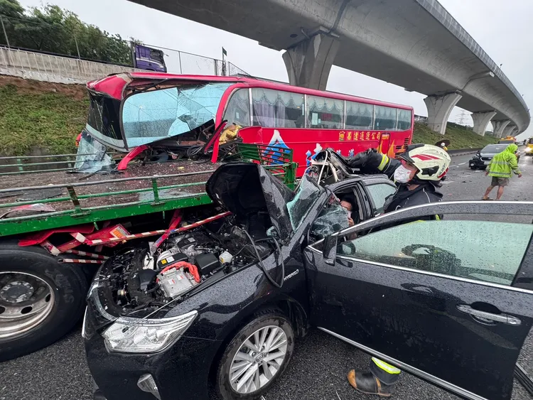 連環追撞的車禍現場。（桃園市消防局提供）