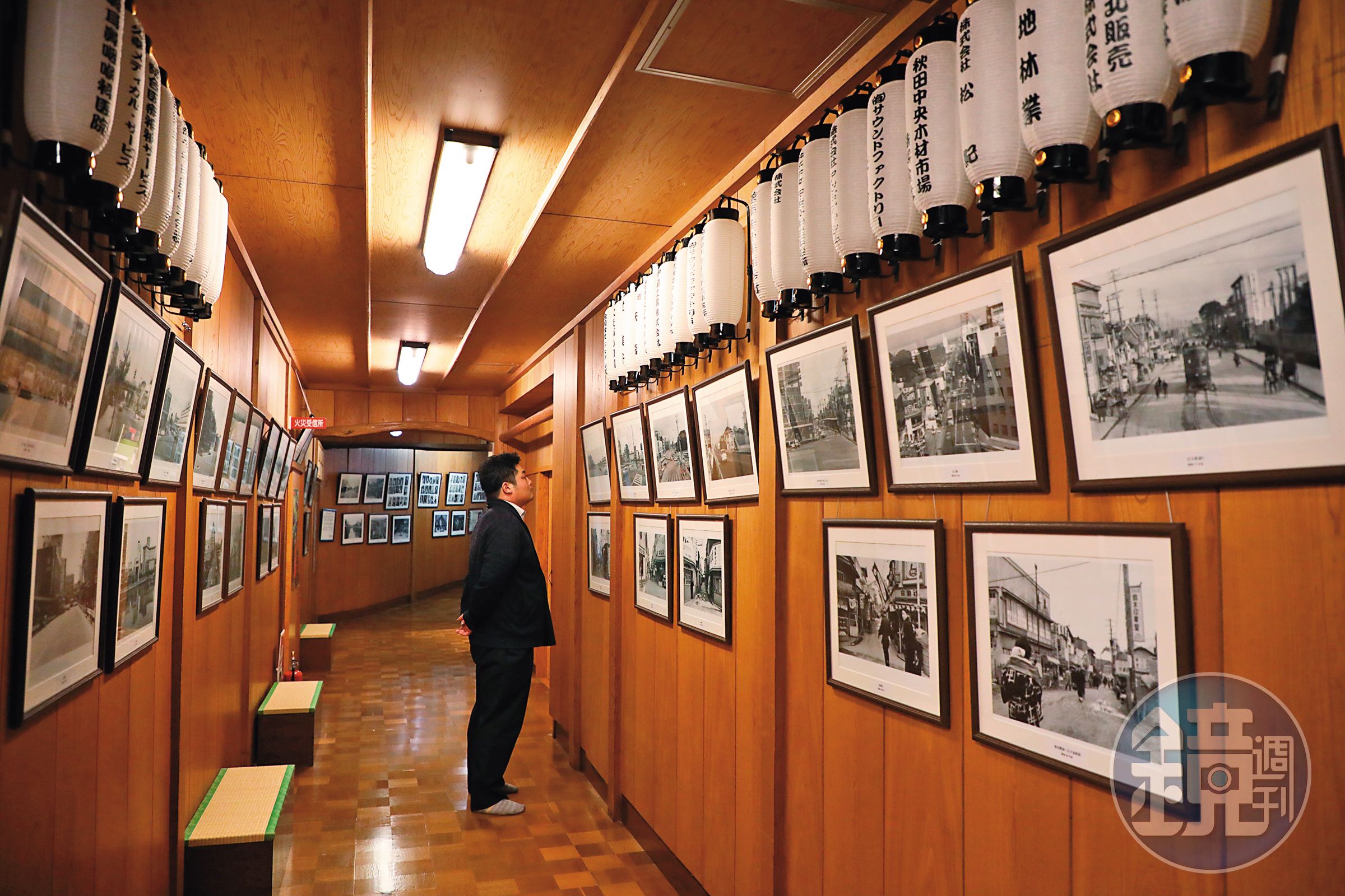 走廊上展示著秋田舞妓與秋田藝者從明治時代發展迄今的歷史紀錄。