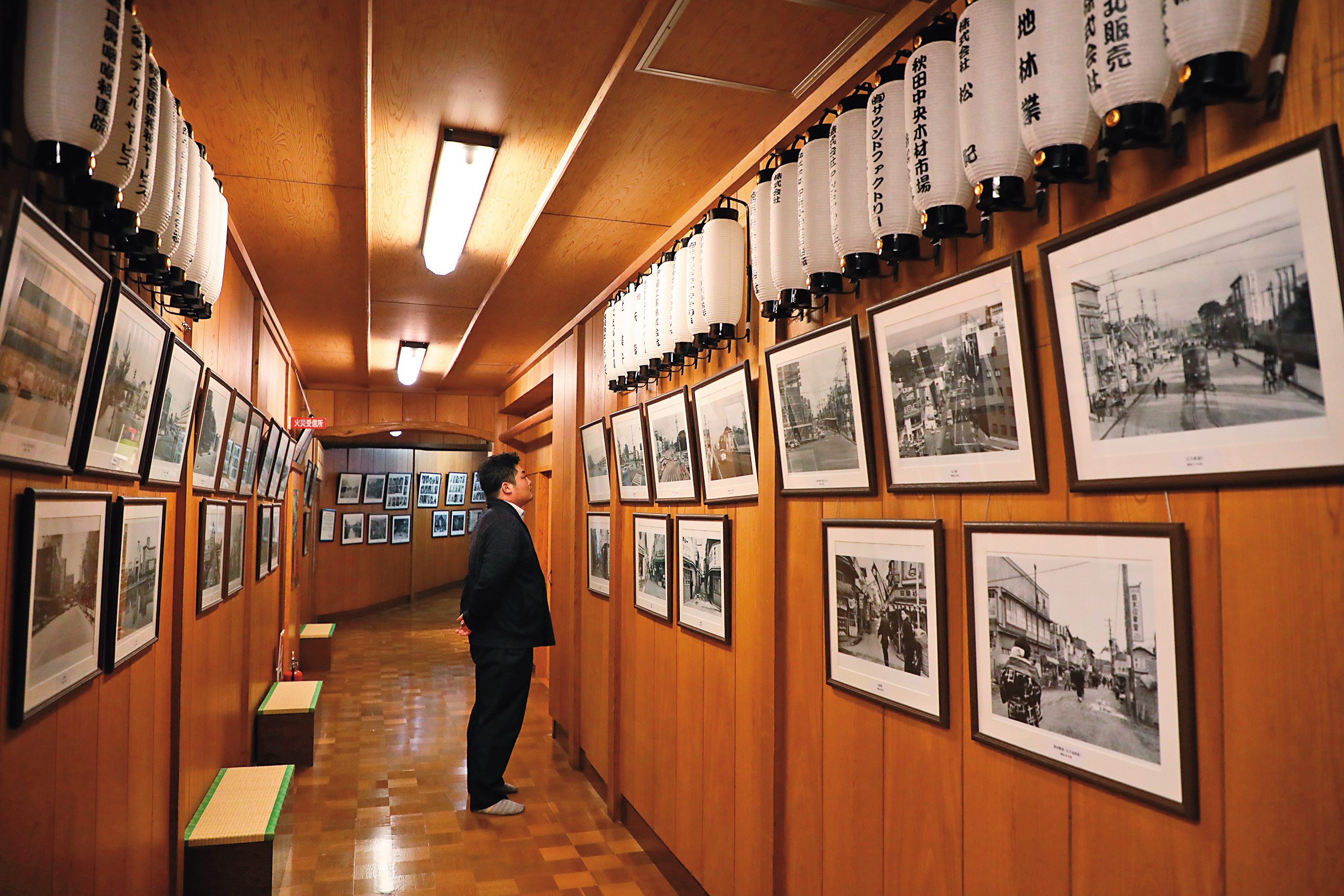 走廊上展示著秋田舞妓與秋田藝者從明治時代發展迄今的歷史紀錄。