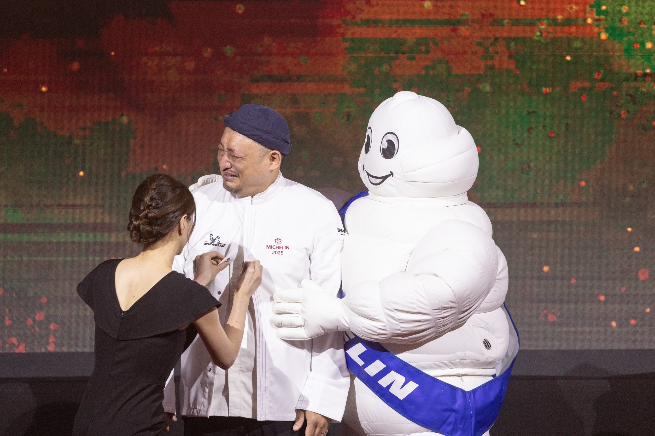 「Hosu好嶼」為今年最大贏家，一舉拿下三獎項，主廚李易晏激動落淚，米其林寶寶必比登在一旁安慰。