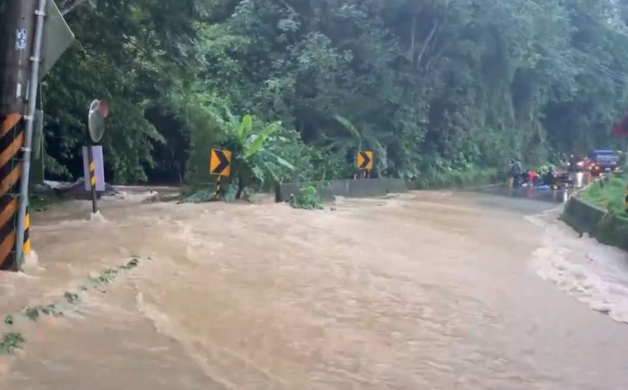 鄭姓女大生昨日騎車下山途中遭洪流沖倒受困，不幸溺斃。（翻攝畫面）